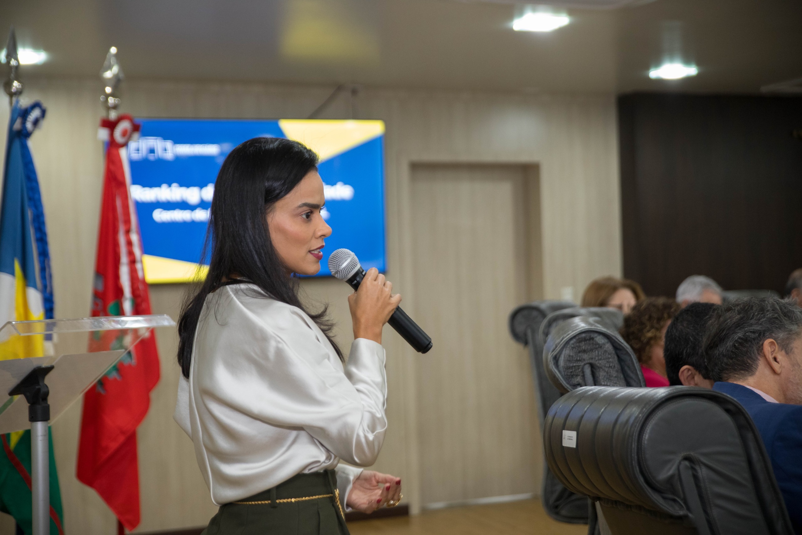foto colorida da Veruska Anny Souza Lobo, Secretária de Gestão Estratégica. Tribunal de Justiça do Estado de Roraima, falando ao microfone.