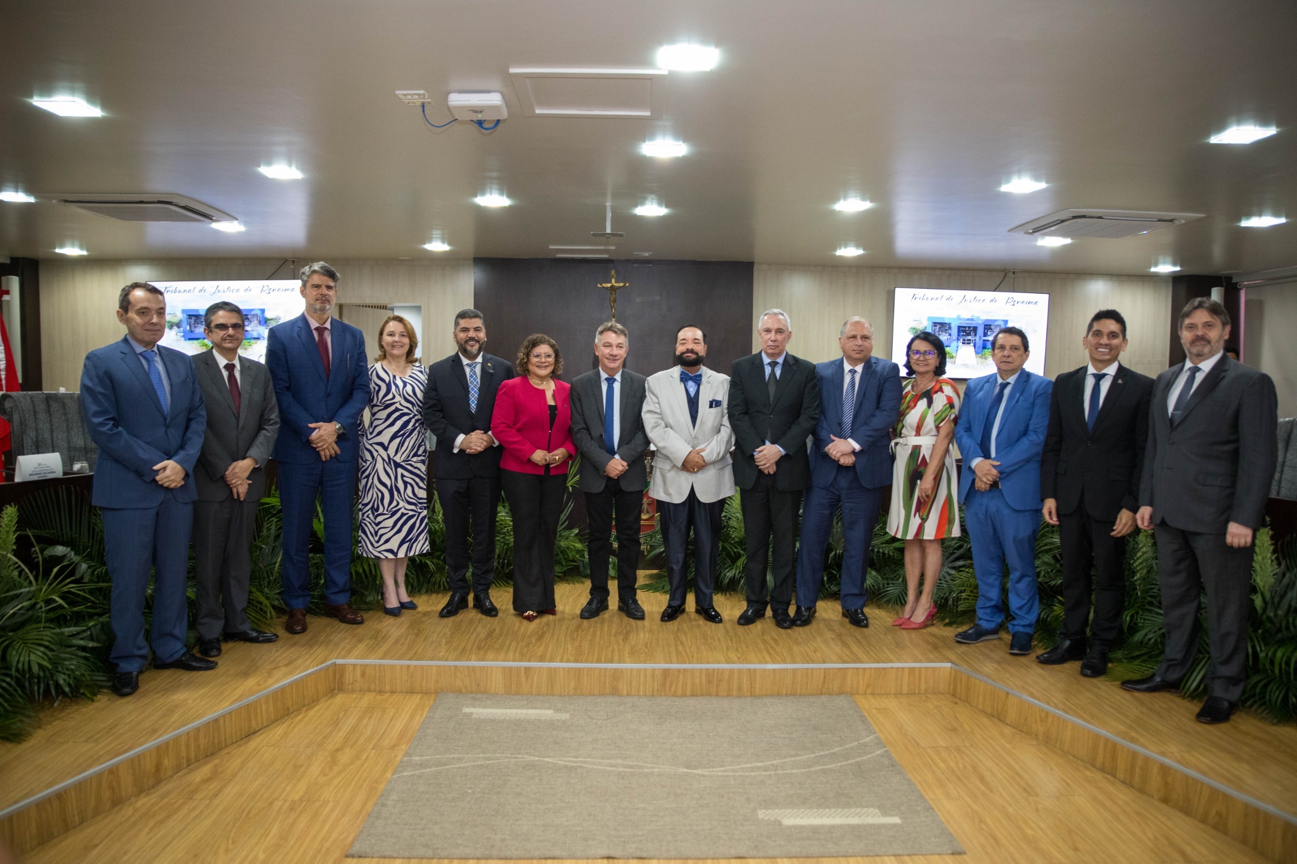 foto colorida em plano aberto, no Tribunal Pleno, mostrando o  Presidente do TJRR, desembargador Leonardo Cupello, posando para fotografia em pé ao do Vice-presidente do TJRR, desembargador Almiro Padilha, lado do governador do Estado de Roraima, Antônio Denarium, e demais autoridades do TJRR 