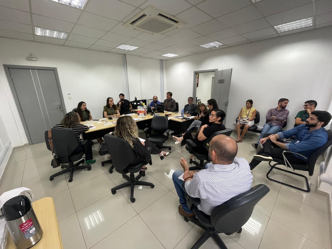 Imagem colorida contendo 16 servidores do TJRR e representantes que atuam com a VEPEMA, reunidos em torno de uma mesa durante a reunião bienal da VEPEMA. Imagem colorida contendo 16 servidores do TJRR e representantes que atuam com a VEPEMA, reunidos em torno de uma mesa durante a reunião bienal da VEPEMA.