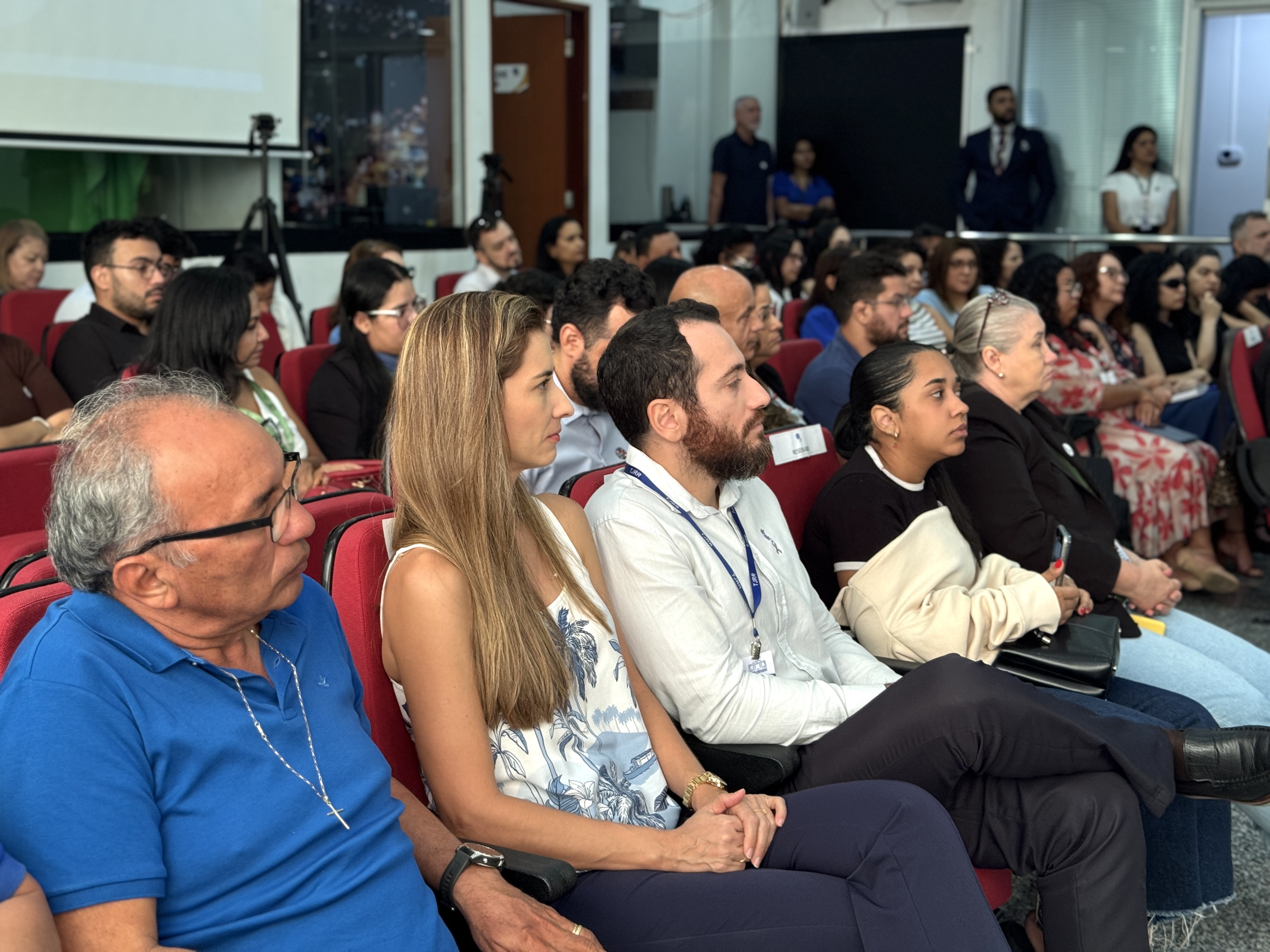 Foto colorida contém o publico sentado assistindo palestrantes que abordaram o TEA em Roraima, no auditório do Tribunal Regional Eleitoral (TRE-RR). No meio deles em foco principal está o Secretário de Qualidade de Vida, Hassan Syagha, e a Secretária Adjunta, Ivy Marques Amaro. Foto colorida contém o publico sentado assistindo palestrantes que abordaram o TEA em Roraima, no auditório do Tribunal Regional Eleitoral (TRE-RR). No meio deles em foco principal está o Secretário de Qualidade de Vida, Hassan Syagha, e a Secretária Adjunta, Ivy Marques Amaro.