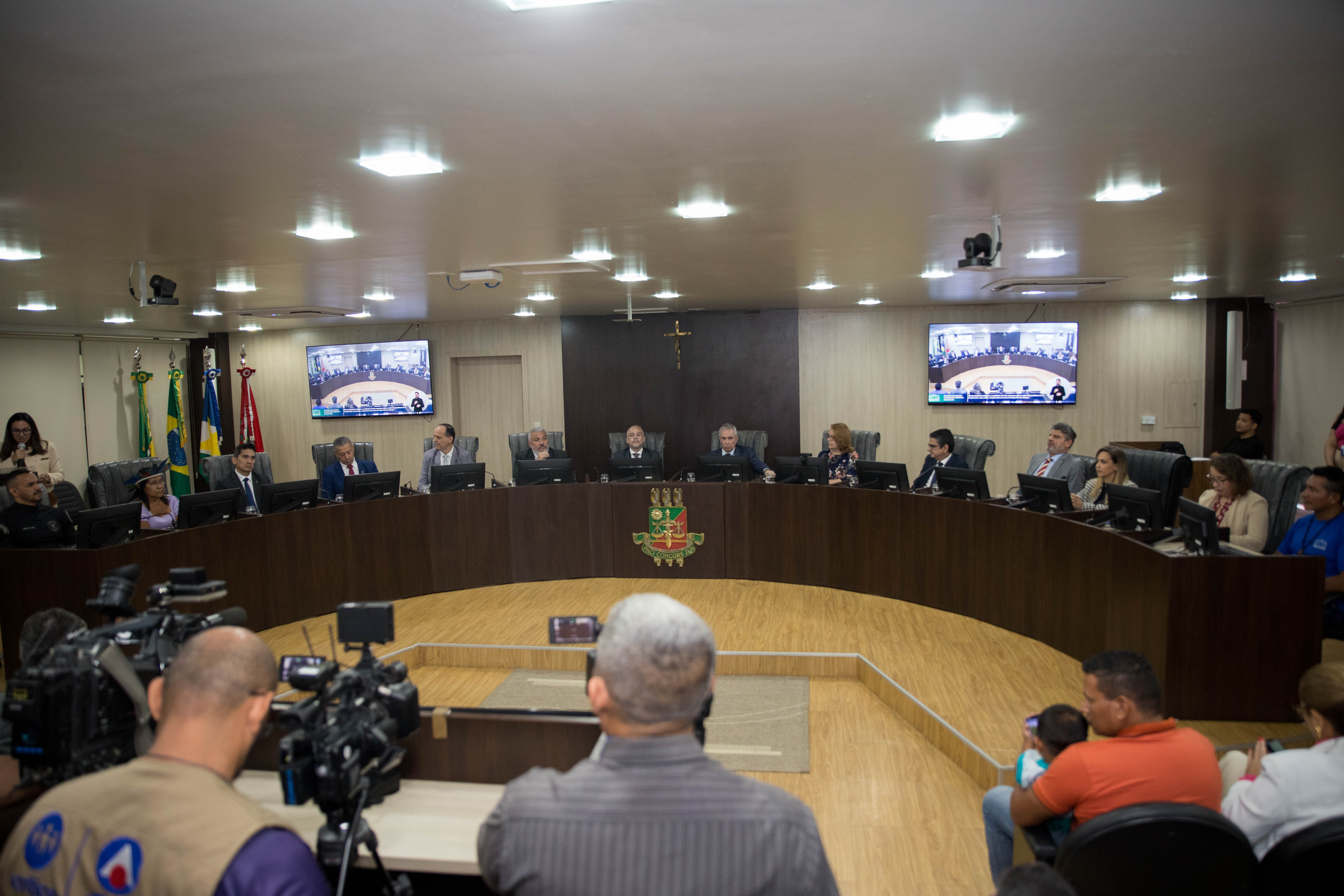 A imagem colorida mostra a mesa de autoridades do Tribunal Pelno. A imagem colorida mostra a mesa de autoridades do Tribunal Pelno.