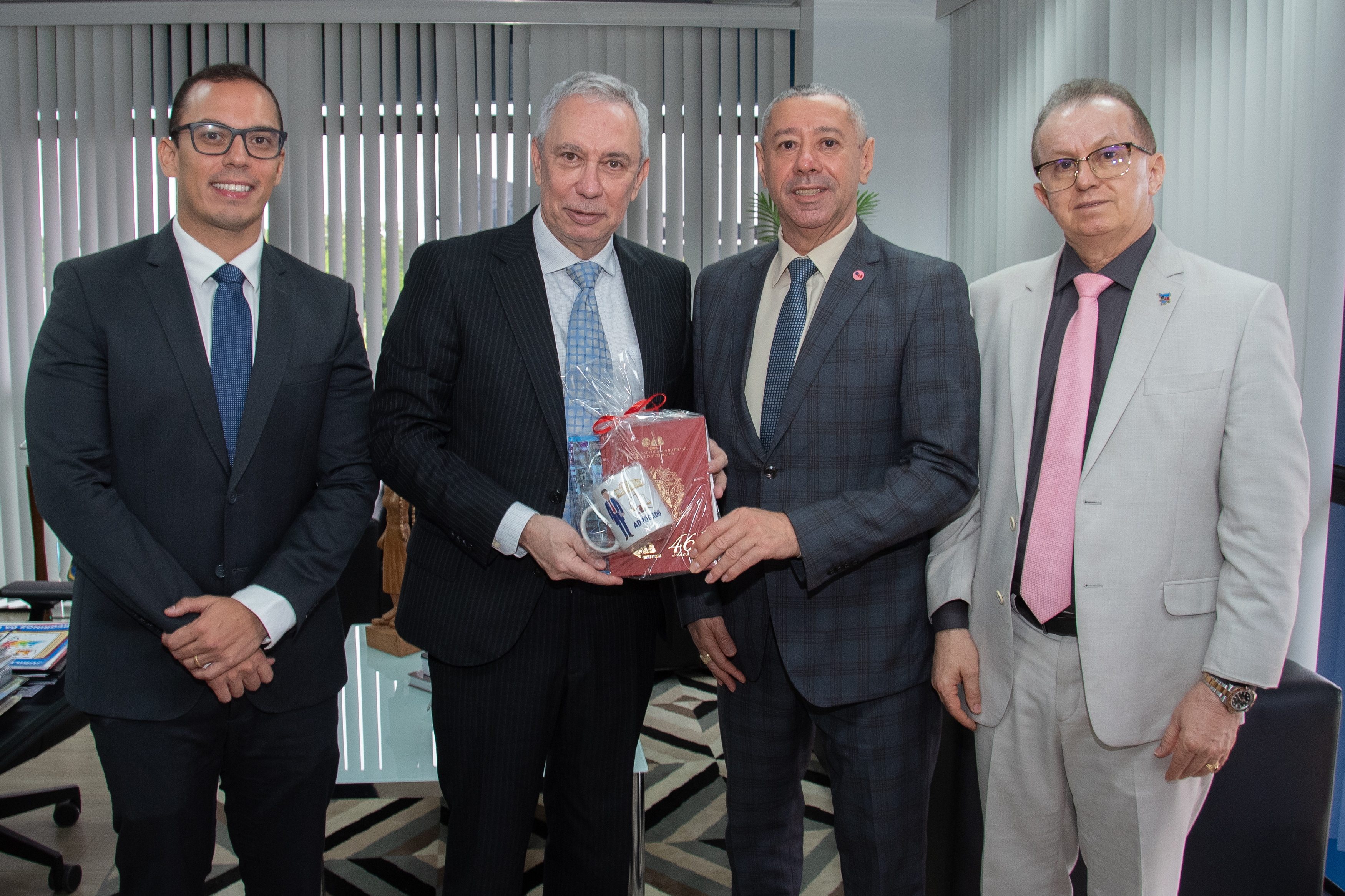 Foto colorida mostra o vice-presidente do Tribunal de Justiça de Roraima (TJRR) e supervisor do Grupo de Monitoramento e Fiscalização do Sistema Carcerário e Socioeducativo (GMF-RR), desembargador Almiro Padilha, ao lado do presidente da Ordem dos Advogados do Brasil – Seccional Roraima (OAB-RR), Edinaldo Vidal, e outros dois homens, em pé, posando para foto. Foto colorida mostra o vice-presidente do Tribunal de Justiça de Roraima (TJRR) e supervisor do Grupo de Monitoramento e Fiscalização do Sistema Carcerário e Socioeducativo (GMF-RR), desembargador Almiro Padilha, ao lado do presidente da Ordem dos Advogados do Brasil – Seccional Roraima (OAB-RR), Edinaldo Vidal, e outros dois homens, em pé, posando para foto.