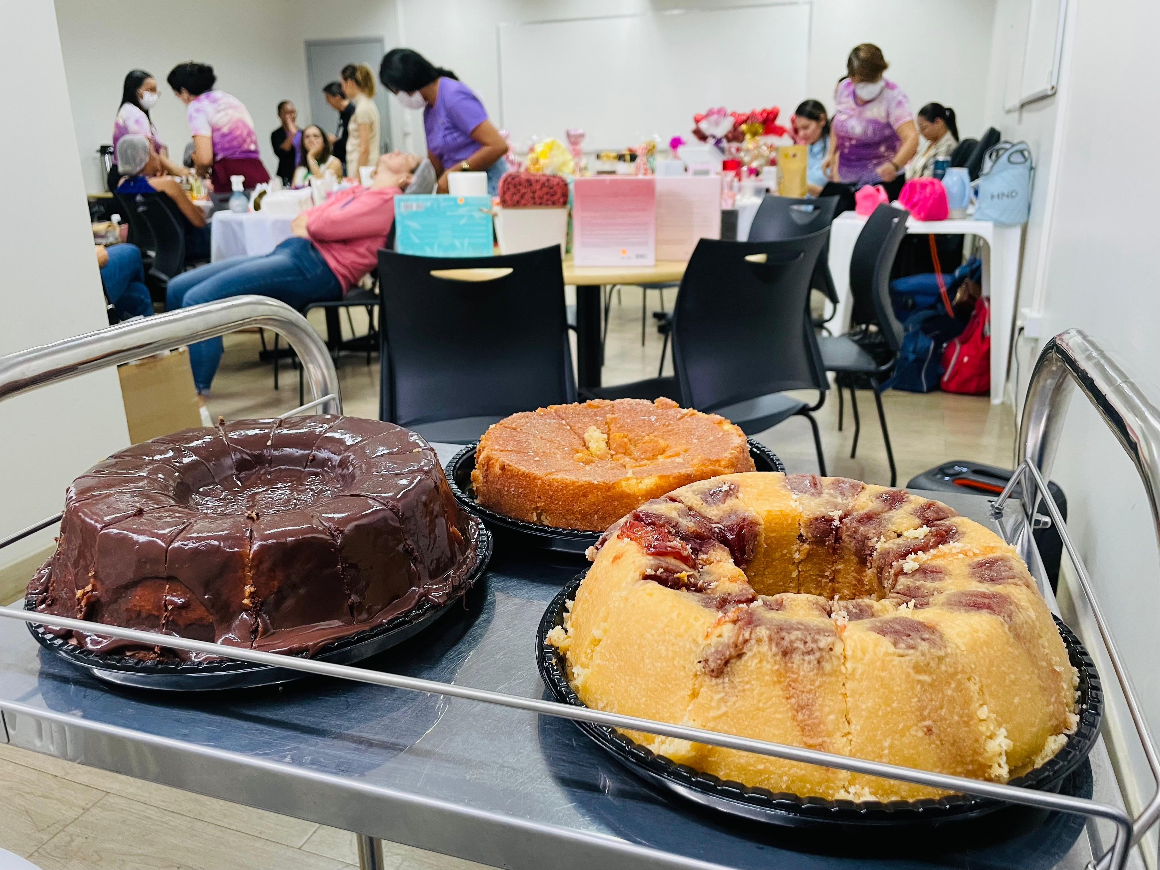 foto colorida de três bolos em um carrinho de metal expostos na blitz da beleza