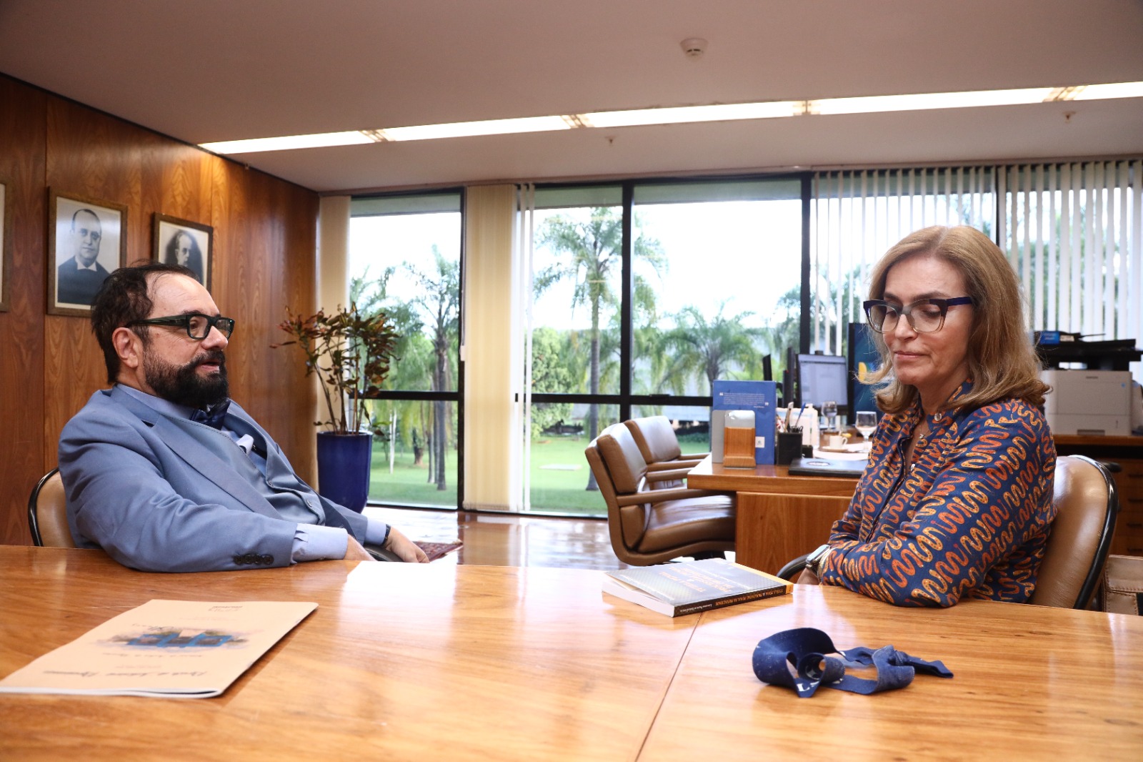 Imagem colorida contém o Presidente do TJRR, Desembargador Leonardo Cupello ao lado da Ministra do STJ, Isabel Gallotti. Imagem colorida contém o Presidente do TJRR, Desembargador Leonardo Cupello ao lado da Ministra do STJ, Isabel Gallotti.