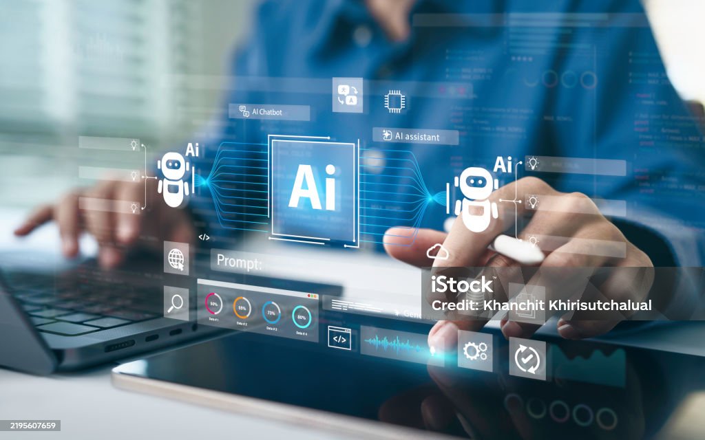 A imagem representa o uso de inteligência artificial em uma interface digital futurista. Mostra mãos interagindo com um laptop e um tablet, enquanto ícones holográficos relacionados à IA — como robôs, chatbots e gráficos — se conectam ao símbolo central "Ai". A composição destaca inovação, tecnologia e fluxo de dados.