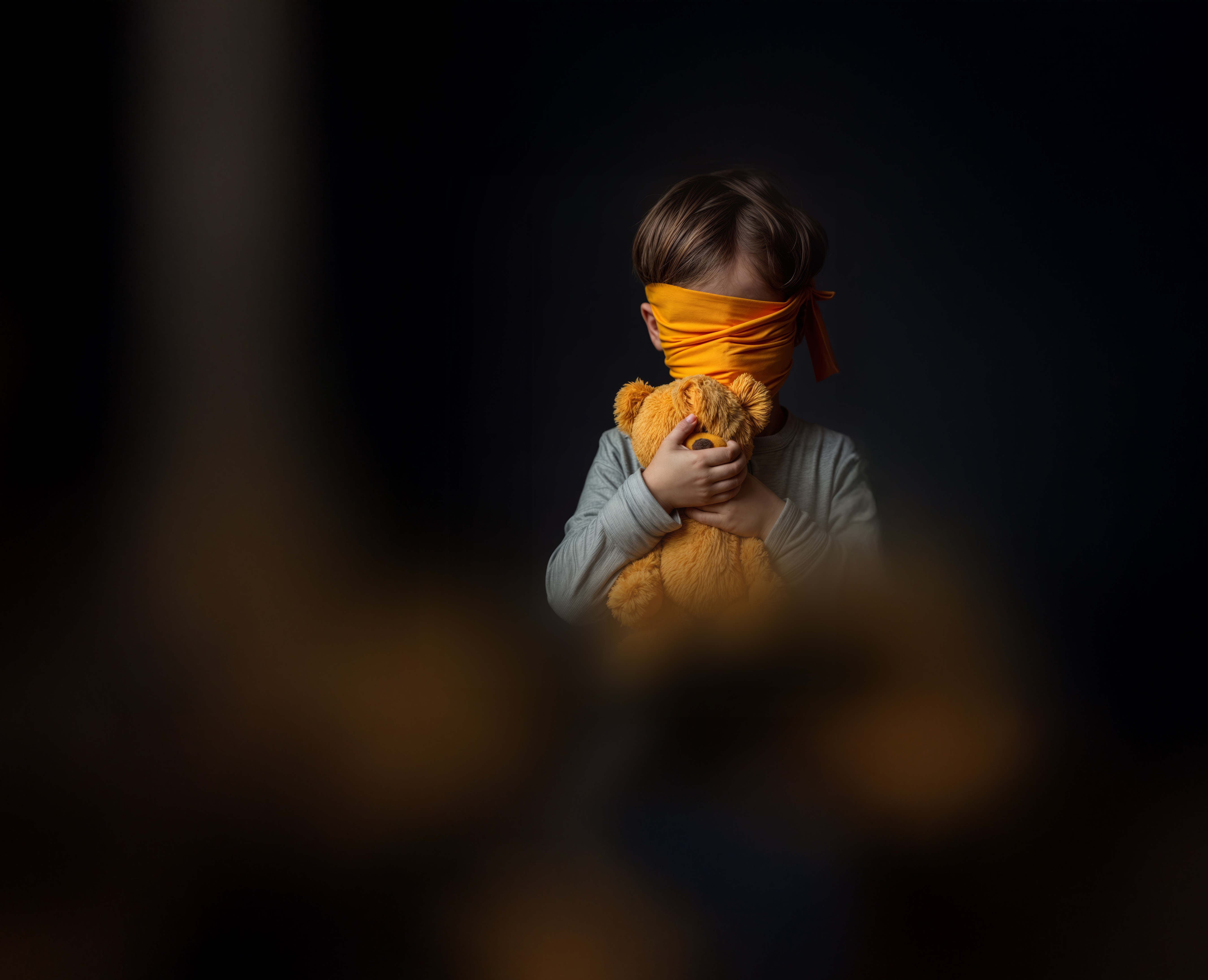 A imagem apresenta do lado superior direito, uma criança vendada na cor laranja e um urso de pelúcia sobre parte do rosto. São apresentadas formas geométricas nas cores, branca, laranja e detalhes azul escuro, onde está o título da palestra. Há informações adicionais como instrutor, público-alvo, inscrições, vagas, carga horária, data de realização, formato, local e competência. Na parte inferior está um grafismo colorido, a logo da Ejurr que também é colorida, com o nome da Escola Judicial de Roraima, com ícones estilizados de um livro e figuras humanas. A imagem apresenta do lado superior direito, uma criança vendada na cor laranja e um urso de pelúcia sobre parte do rosto. São apresentadas formas geométricas nas cores, branca, laranja e detalhes azul escuro, onde está o título da palestra. Há informações adicionais como instrutor, público-alvo, inscrições, vagas, carga horária, data de realização, formato, local e competência. Na parte inferior está um grafismo colorido, a logo da Ejurr que também é colorida, com o nome da Escola Judicial de Roraima, com ícones estilizados de um livro e figuras humanas.