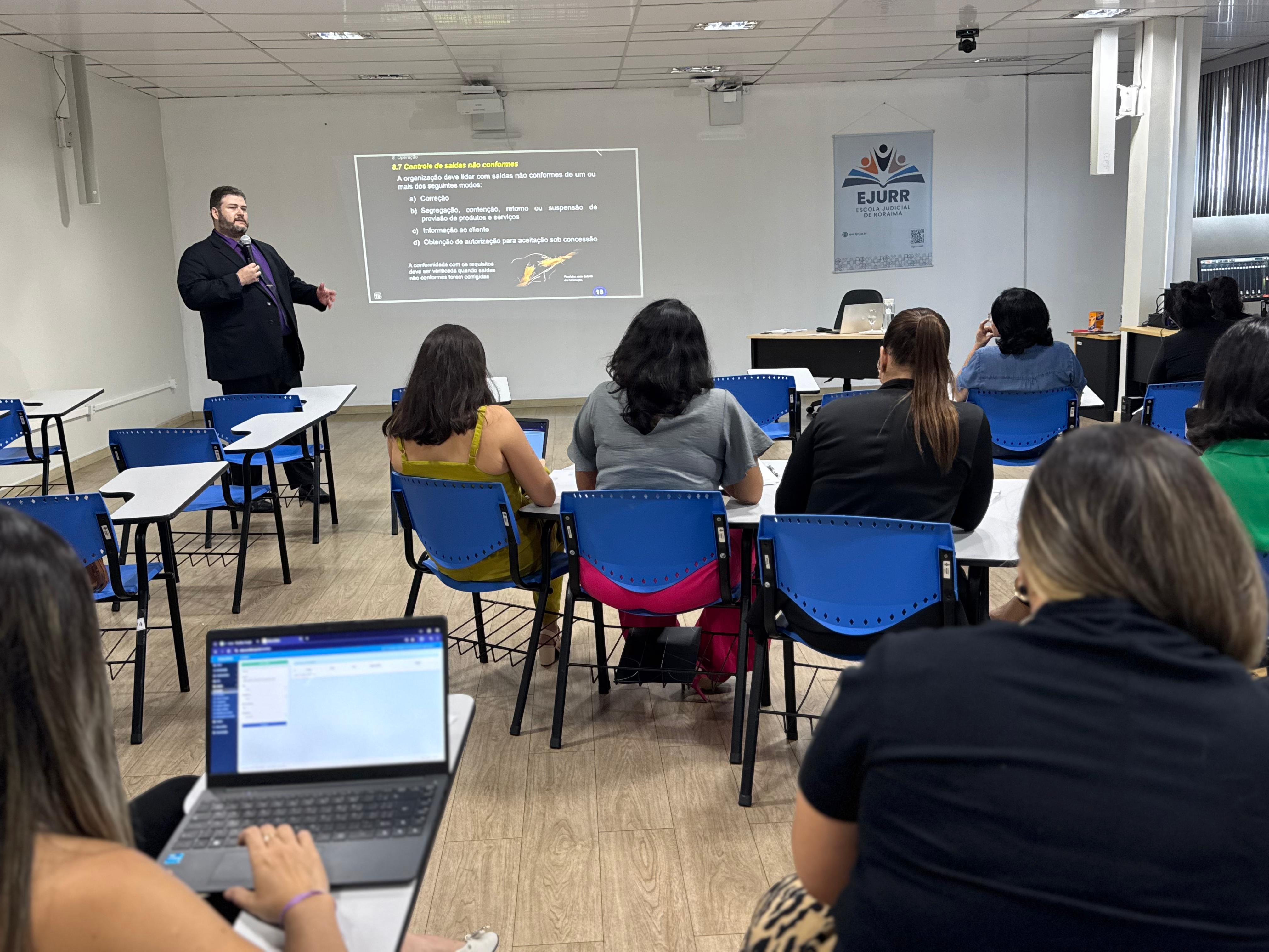 Foto 1: Imagem colorida do consultor Fábio Didier, ministrando o curso para um grupo de pessoas.