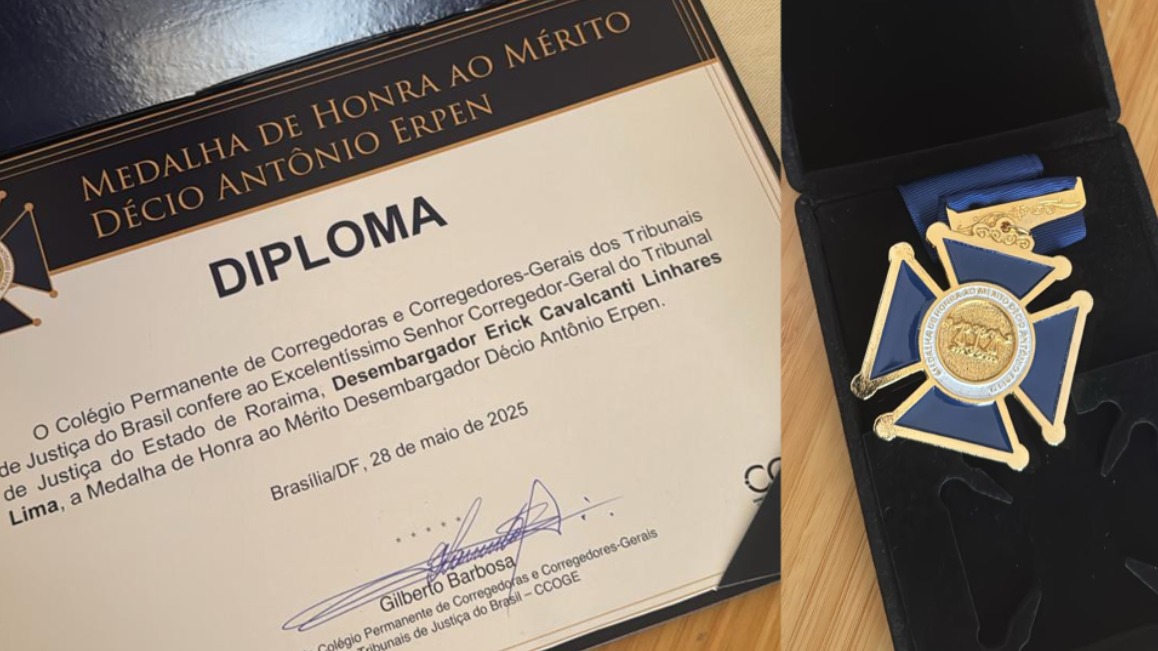 Imagem colorida de uma colagem contendo um diploma no esquerdo e uma medalha no lado direito.