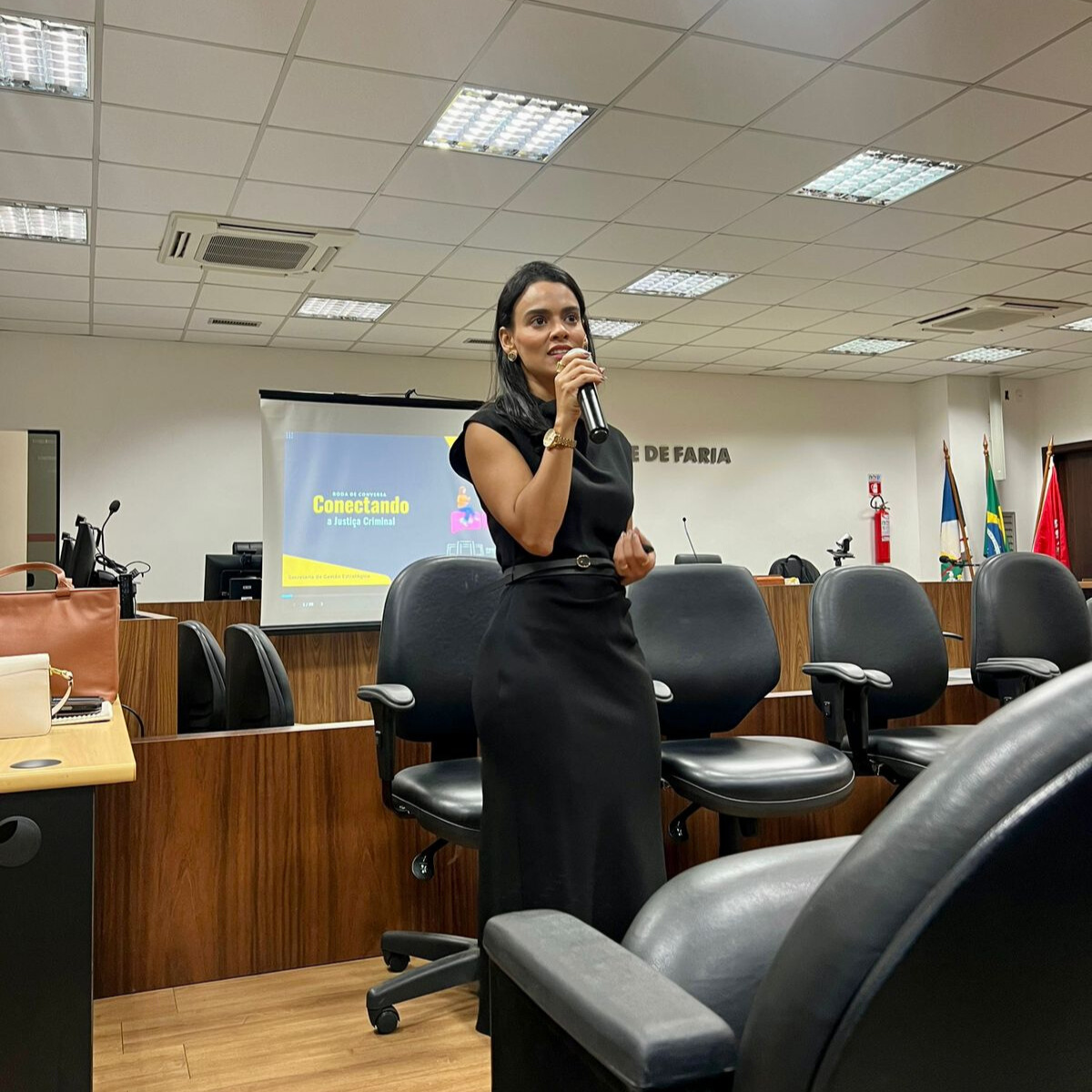 : imagem colorida contém a secretária da SGE/TJRR, Veruska Lobo discursando durante palestra sobre Justiça Criminal. : imagem colorida contém a secretária da SGE/TJRR, Veruska Lobo discursando durante palestra sobre Justiça Criminal.
