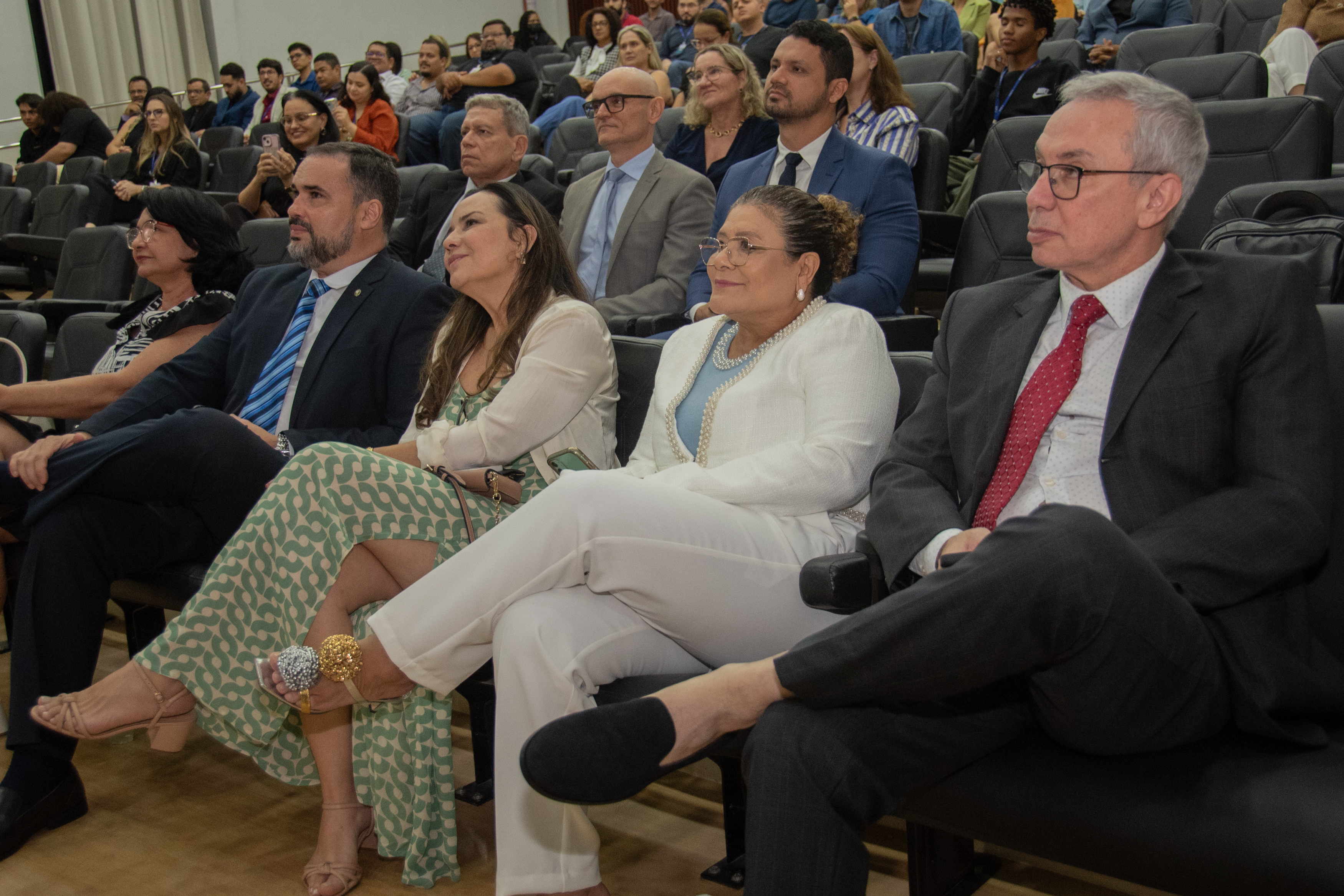 A imagem mostra as primeiras filas de um auditório com plateia atenta a um evento. Em destaque, o desembargador Almiro Padilha A imagem mostra as primeiras filas de um auditório com plateia atenta a um evento. Em destaque, o desembargador Almiro Padilha