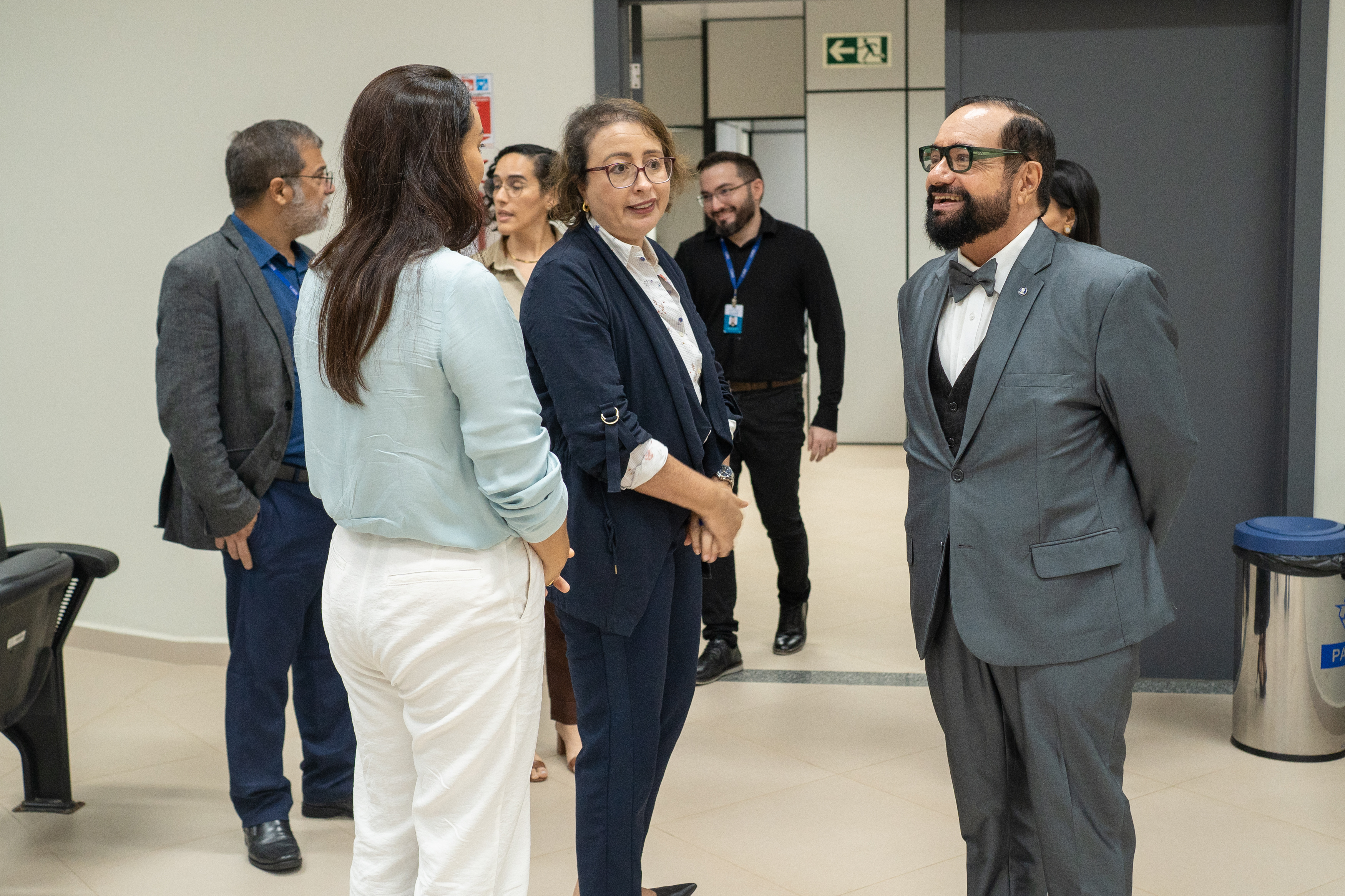 Imagem colorida mostra o presidente do Tribunal de Justiça de Roraima, Desembargador Leonardo Cupello sorrindo, sendo recepcionado por um grupo de profissionais na entrada de um prédio institucional. Imagem colorida mostra o presidente do Tribunal de Justiça de Roraima, Desembargador Leonardo Cupello sorrindo, sendo recepcionado por um grupo de profissionais na entrada de um prédio institucional.