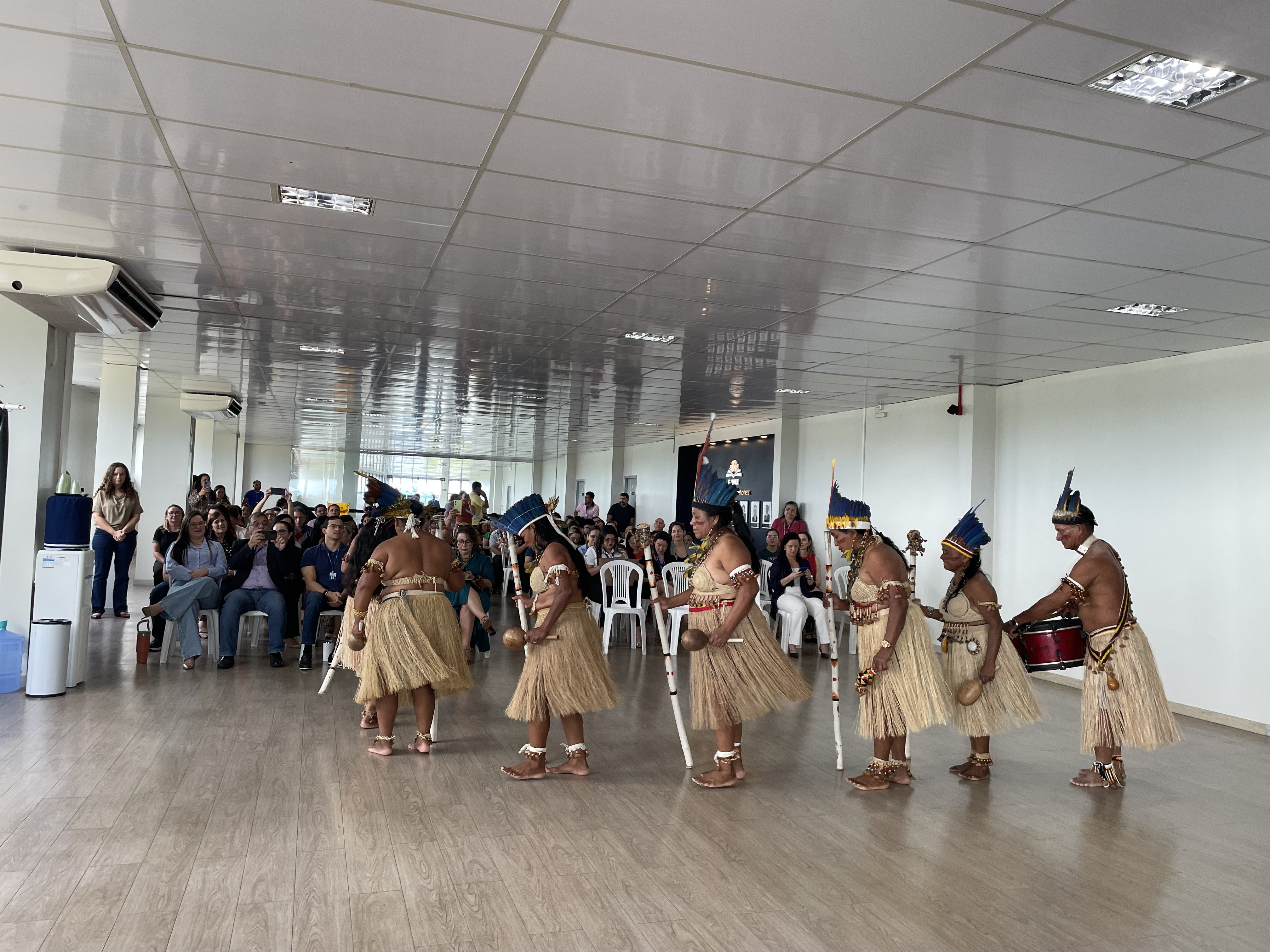 foto colorida de um grupo de indígenas dançando foto colorida de um grupo de indígenas dançando