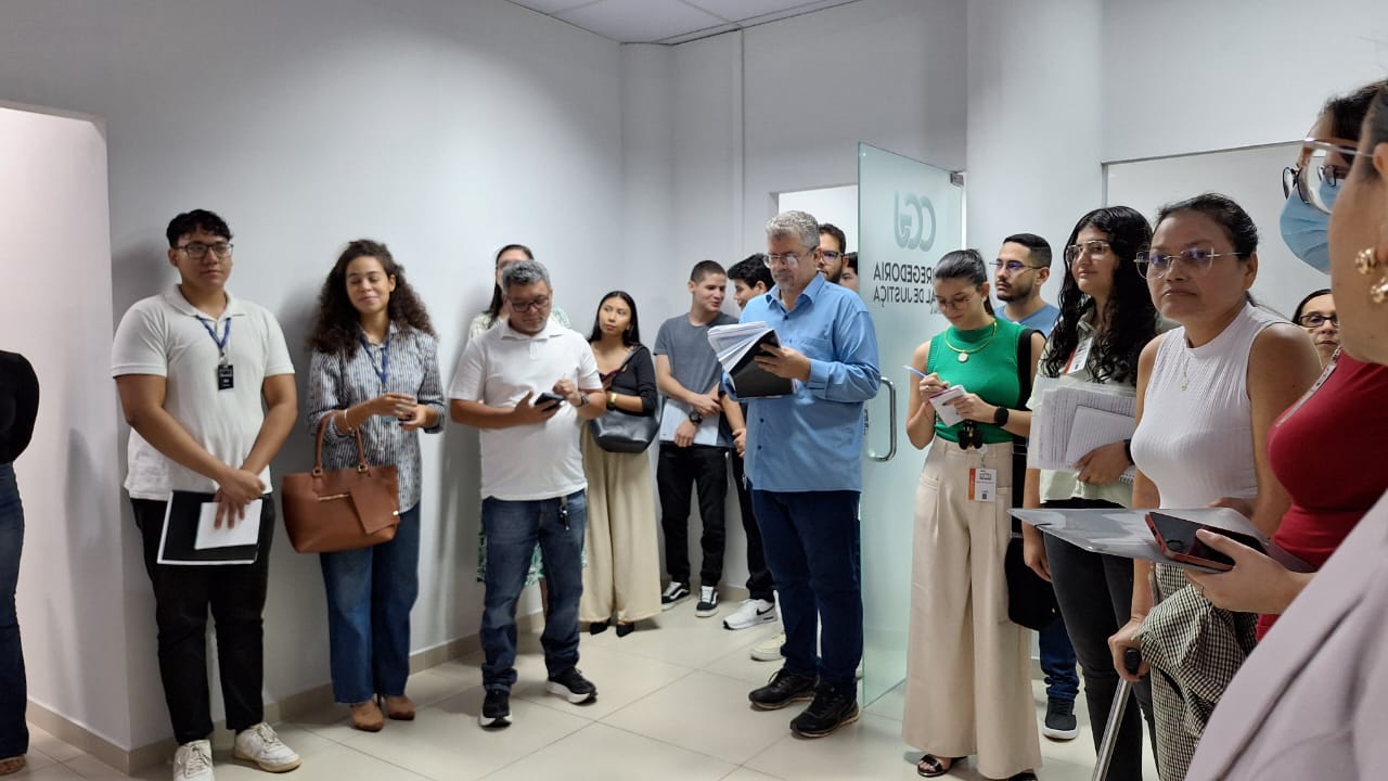 : imagem colorida de um grupo de estudantes durante a visita guiada.