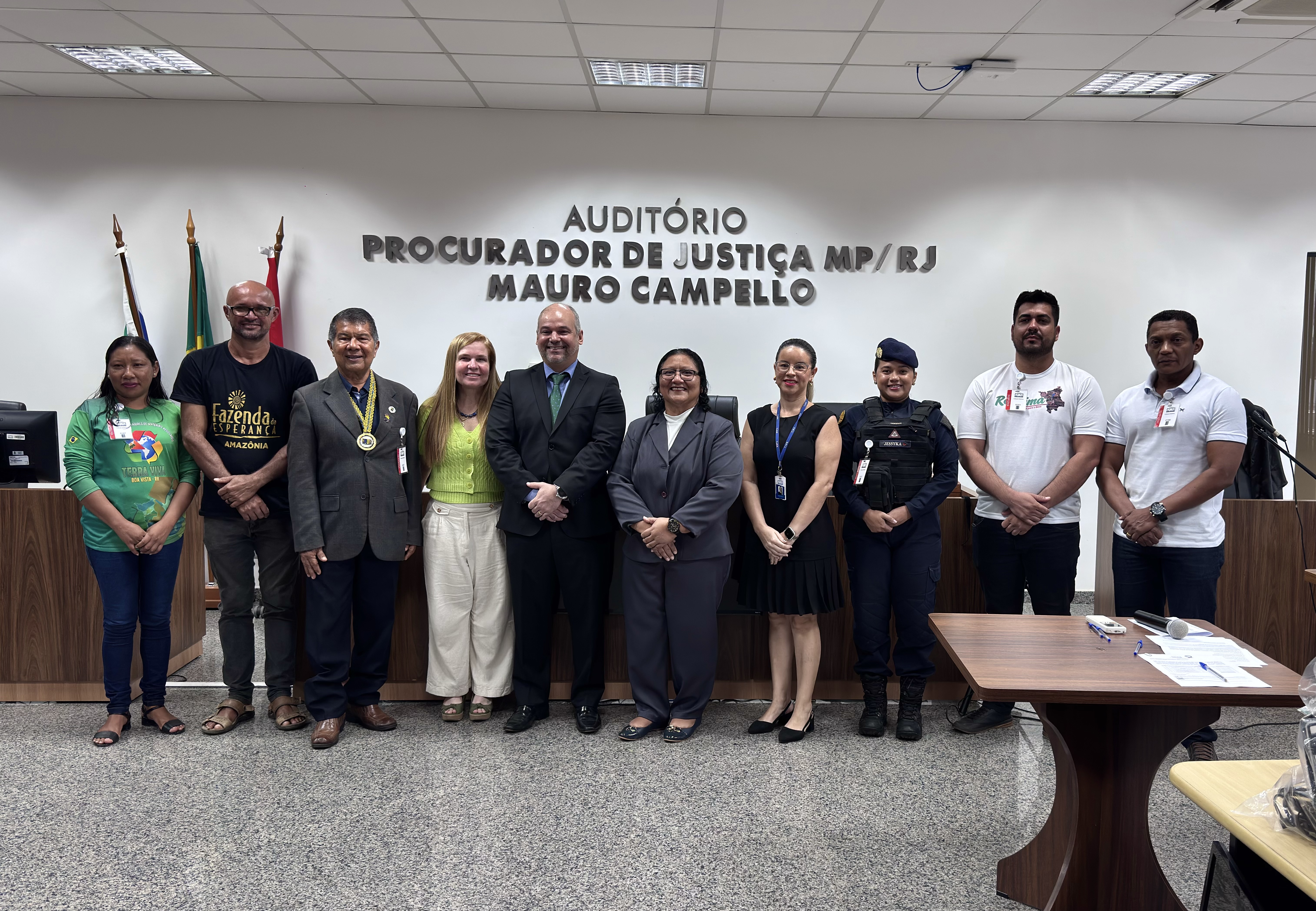 Imagem colorida de dez pessoas em pé pousando para fotografia. Na imagem contém a equipe da corregedoria e as entidades beneficiadas. Imagem colorida de dez pessoas em pé pousando para fotografia. Na imagem contém a equipe da corregedoria e as entidades beneficiadas.
