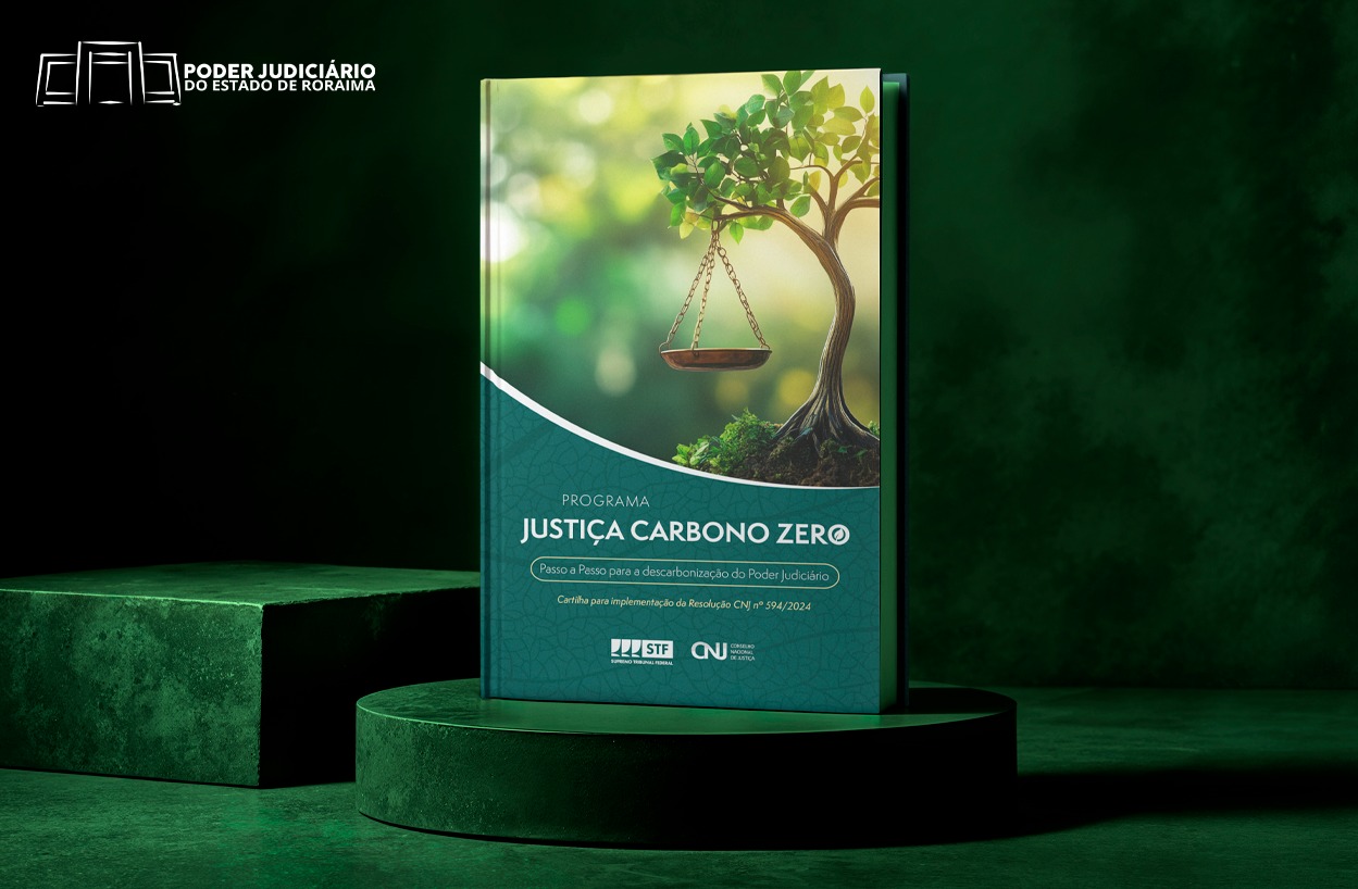 Imagem promocional com fundo verde escuro e a frase "ACESSE A CARTILHA" no topo. Ao centro, há um livro com a capa ilustrando uma balança da Justiça pendurada em um galho de árvore, simbolizando equilíbrio ambiental. O título do livro é "Justiça Carbono Zero", com subtítulo “Passo a passo para a descarbonização do Poder Judiciário”. Na parte inferior, aparecem os logotipos do STF, CNJ e do Poder Judiciário do Estado de Roraima. Imagem promocional com fundo verde escuro e a frase "ACESSE A CARTILHA" no topo. Ao centro, há um livro com a capa ilustrando uma balança da Justiça pendurada em um galho de árvore, simbolizando equilíbrio ambiental. O título do livro é "Justiça Carbono Zero", com subtítulo “Passo a passo para a descarbonização do Poder Judiciário”. Na parte inferior, aparecem os logotipos do STF, CNJ e do Poder Judiciário do Estado de Roraima.