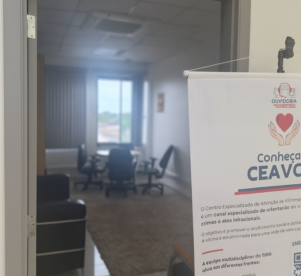 A imagem mostra um ambiente de escritório com uma porta aberta que dá acesso a uma sala de reuniões. À direita, há um banner do TJRR com o título "Conheça o CEAVCA", que apresenta o Centro Especializado de Atenção às Vítimas de Crimes e Atos Infracionais A imagem mostra um ambiente de escritório com uma porta aberta que dá acesso a uma sala de reuniões. À direita, há um banner do TJRR com o título "Conheça o CEAVCA", que apresenta o Centro Especializado de Atenção às Vítimas de Crimes e Atos Infracionais