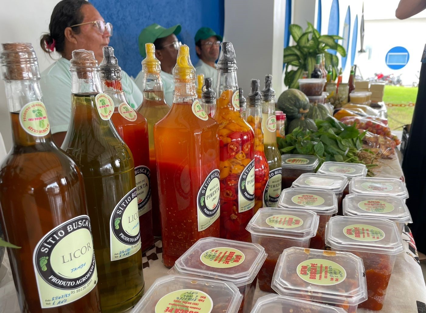 imagem colorida de produtos naturais expostos, como pimentas em garrafas de vidro e potes de doces. imagem colorida de produtos naturais expostos, como pimentas em garrafas de vidro e potes de doces.