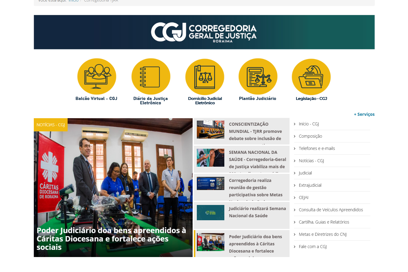 Imagem mostra o novo portal da Corregedoria-Geral de Justiça de Roraima. No topo, há o logotipo da CGJ sobre fundo azul-esverdeado, seguido por ícones amarelos com serviços. Abaixo, destaque para uma notícia sobre a doação de bens à Cáritas Diocesana, com autoridades posando ao redor de uma mesa com equipamentos. Ao lado, há uma coluna com outras notícias recentes e um menu de serviços. 