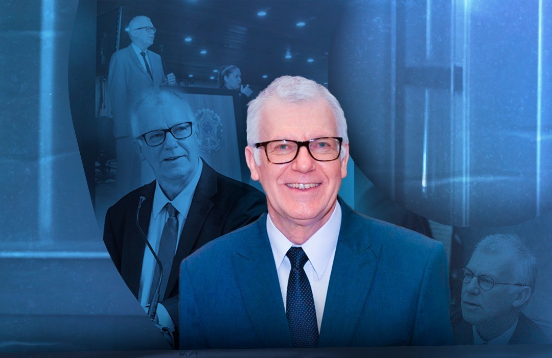 Em primeiro plano, a imagem mostra o ministro do STJ Sérgio Kukina, um homem branco, cabelos grisalhos, usa óculos e sorri. Ele veste paletó azul, blusa branca e gravata poá. Ao fundo, há um filtro azul onde estão três momentos diferentes do ministro. Em primeiro plano, a imagem mostra o ministro do STJ Sérgio Kukina, um homem branco, cabelos grisalhos, usa óculos e sorri. Ele veste paletó azul, blusa branca e gravata poá. Ao fundo, há um filtro azul onde estão três momentos diferentes do ministro.