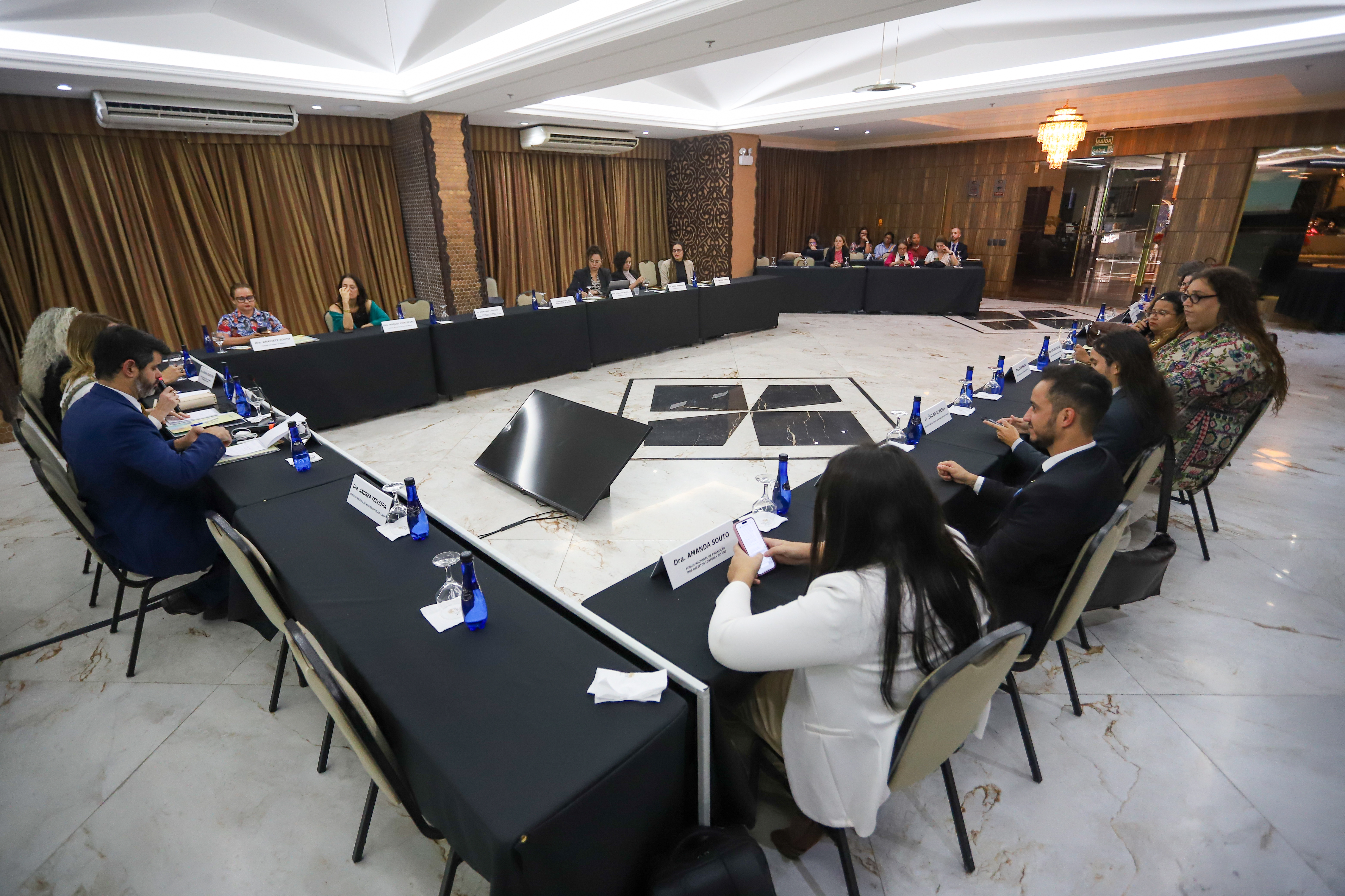 Foto mostra uma reunião institucional em uma ampla sala, durante o evento “Aspectos Jurídicos do Registro Civil das Pessoas LGBTQIA+”. Foto mostra uma reunião institucional em uma ampla sala, durante o evento “Aspectos Jurídicos do Registro Civil das Pessoas LGBTQIA+”.
