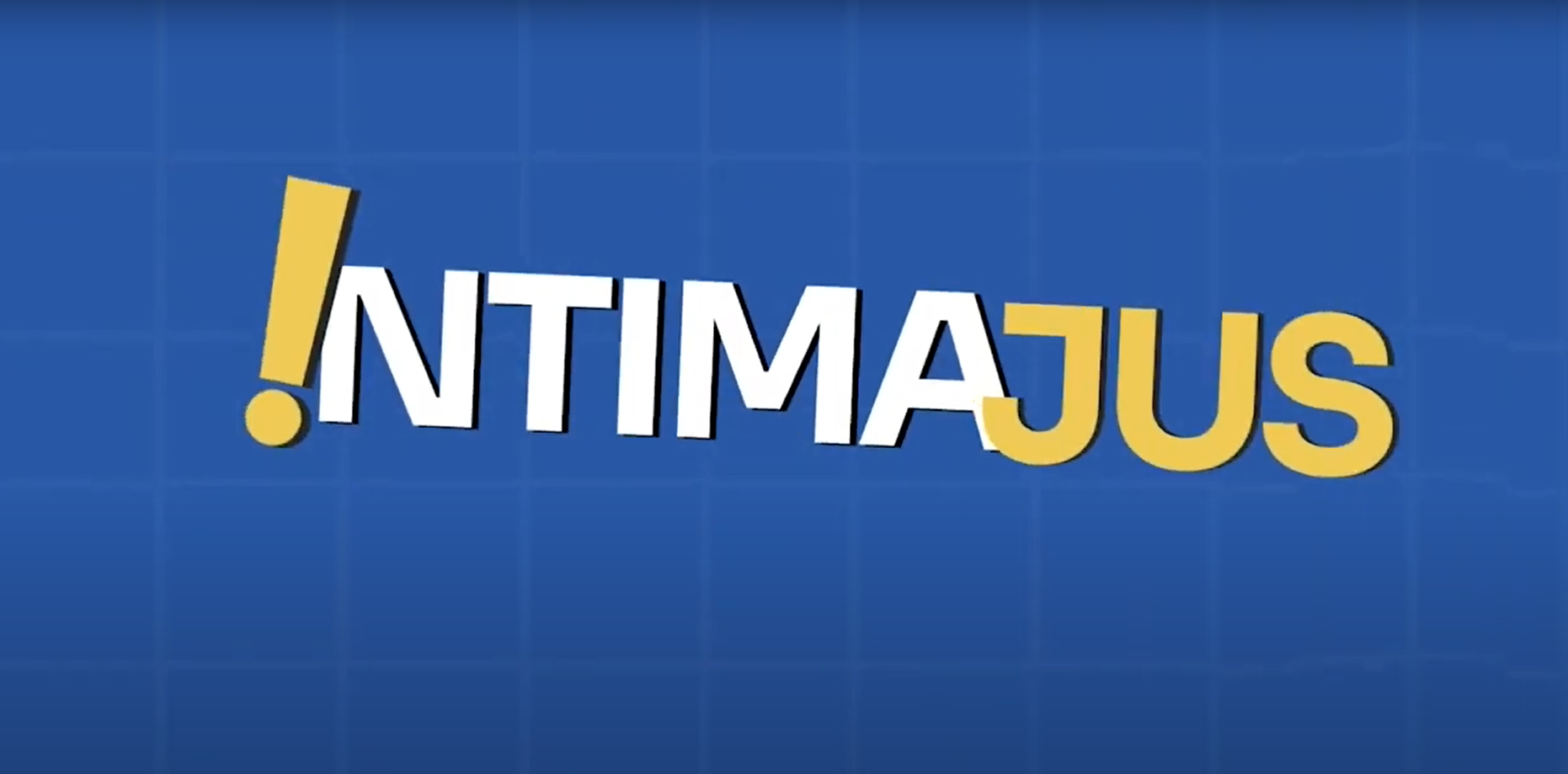 Imagem com fundo azul quadriculado que lembra um papel milimetrado. No centro, a palavra "INTIMA JUS" em letras grandes, em negrito e em perspectiva, como se estivesse flutuando. A cor da fonte é branca, exceto por um ponto de exclamação no início e o final da palavra, as letras "JUS", que são na cor amarela escura Imagem com fundo azul quadriculado que lembra um papel milimetrado. No centro, a palavra "INTIMA JUS" em letras grandes, em negrito e em perspectiva, como se estivesse flutuando. A cor da fonte é branca, exceto por um ponto de exclamação no início e o final da palavra, as letras "JUS", que são na cor amarela escura