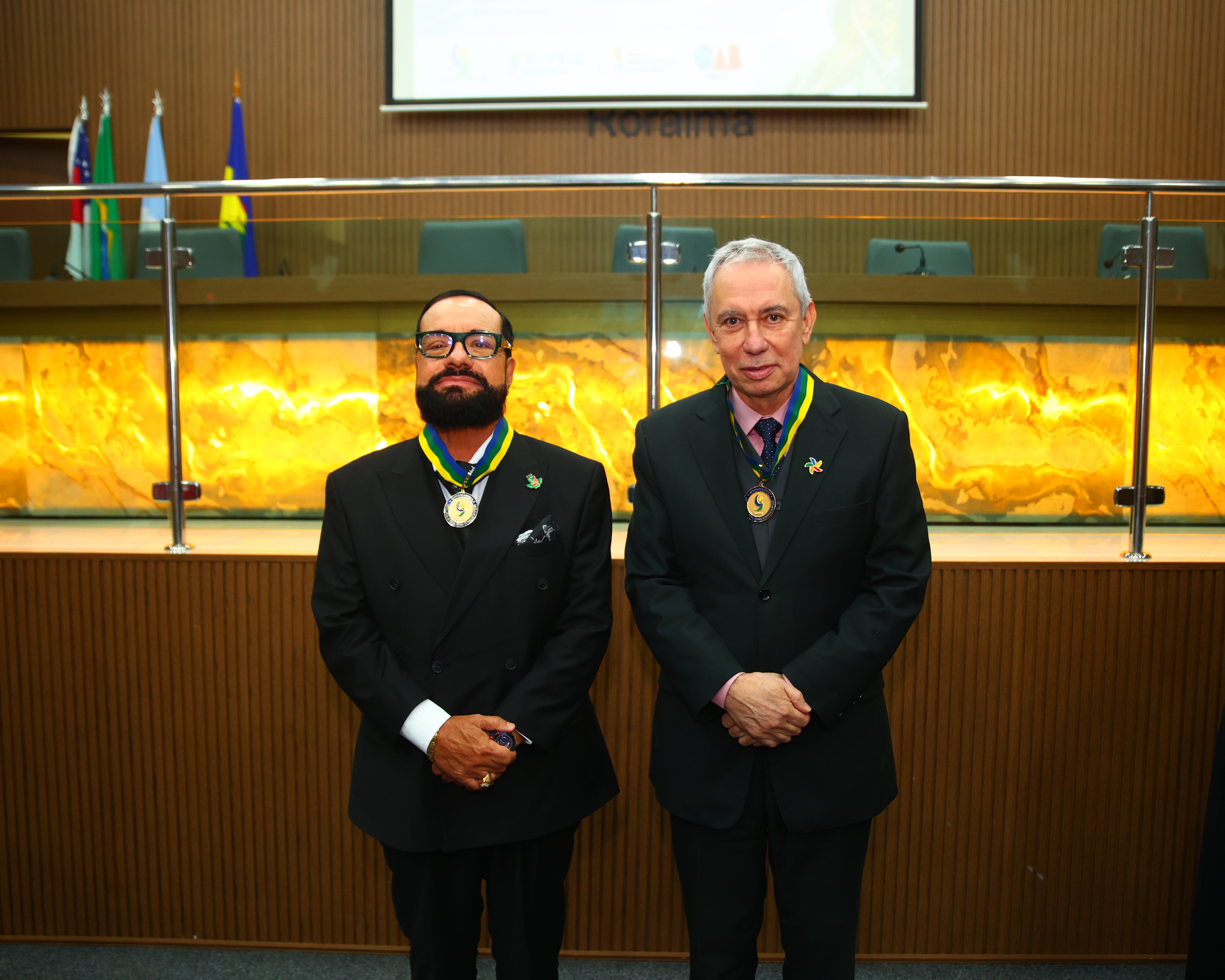imagem colorida do Presidente do Tribunal de Justiça de Roraima (TJRR), Desembargador Leonardo Cupello, e o vice-presidente, Desembargador Almiro Padilha pousando para fotografia. Ambos usam as medalhas de Honra ao Mérito Judiciário da Escola Judicial do Tribunal Regional do Trabalho da 11ª Região. imagem colorida do Presidente do Tribunal de Justiça de Roraima (TJRR), Desembargador Leonardo Cupello, e o vice-presidente, Desembargador Almiro Padilha pousando para fotografia. Ambos usam as medalhas de Honra ao Mérito Judiciário da Escola Judicial do Tribunal Regional do Trabalho da 11ª Região.