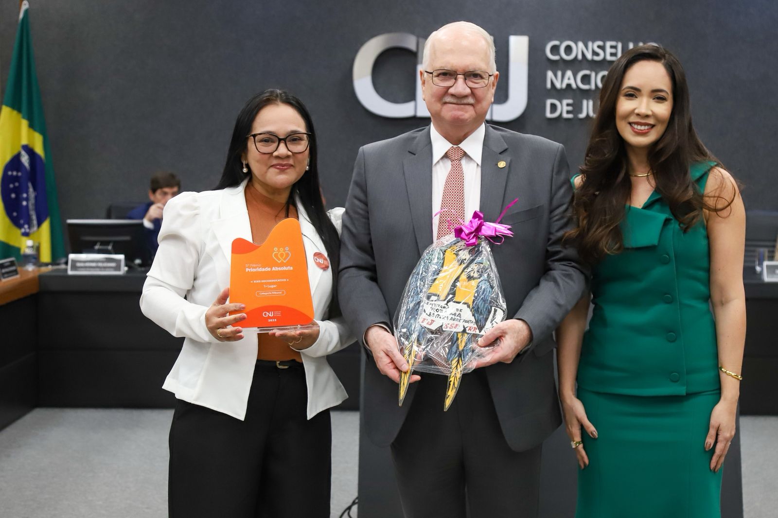 imagem colorida com a bibliotecária Madrice Cunha, e pela Secretária de Orçamento Adjunta e Finanças, Luciana Menezes ao lado do presidente Edson Fachin, presidente do Supremo Tribunal Federal (STF) e do Conselho Nacional de Justiça (CNJ) pousando para a fotografia. imagem colorida com a bibliotecária Madrice Cunha, e pela Secretária de Orçamento Adjunta e Finanças, Luciana Menezes ao lado do presidente Edson Fachin, presidente do Supremo Tribunal Federal (STF) e do Conselho Nacional de Justiça (CNJ) pousando para a fotografia.