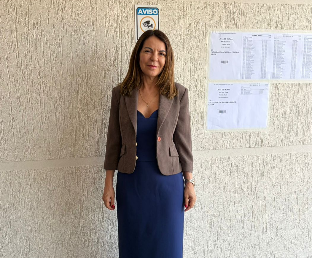 Imagem pousada da  juíza da Comarca de Bonfim, Liliane Cardoso em acompanhamento da prova do ENAM. O local é externo enfrente de um mural.  Imagem pousada da  juíza da Comarca de Bonfim, Liliane Cardoso em acompanhamento da prova do ENAM. O local é externo enfrente de um mural.