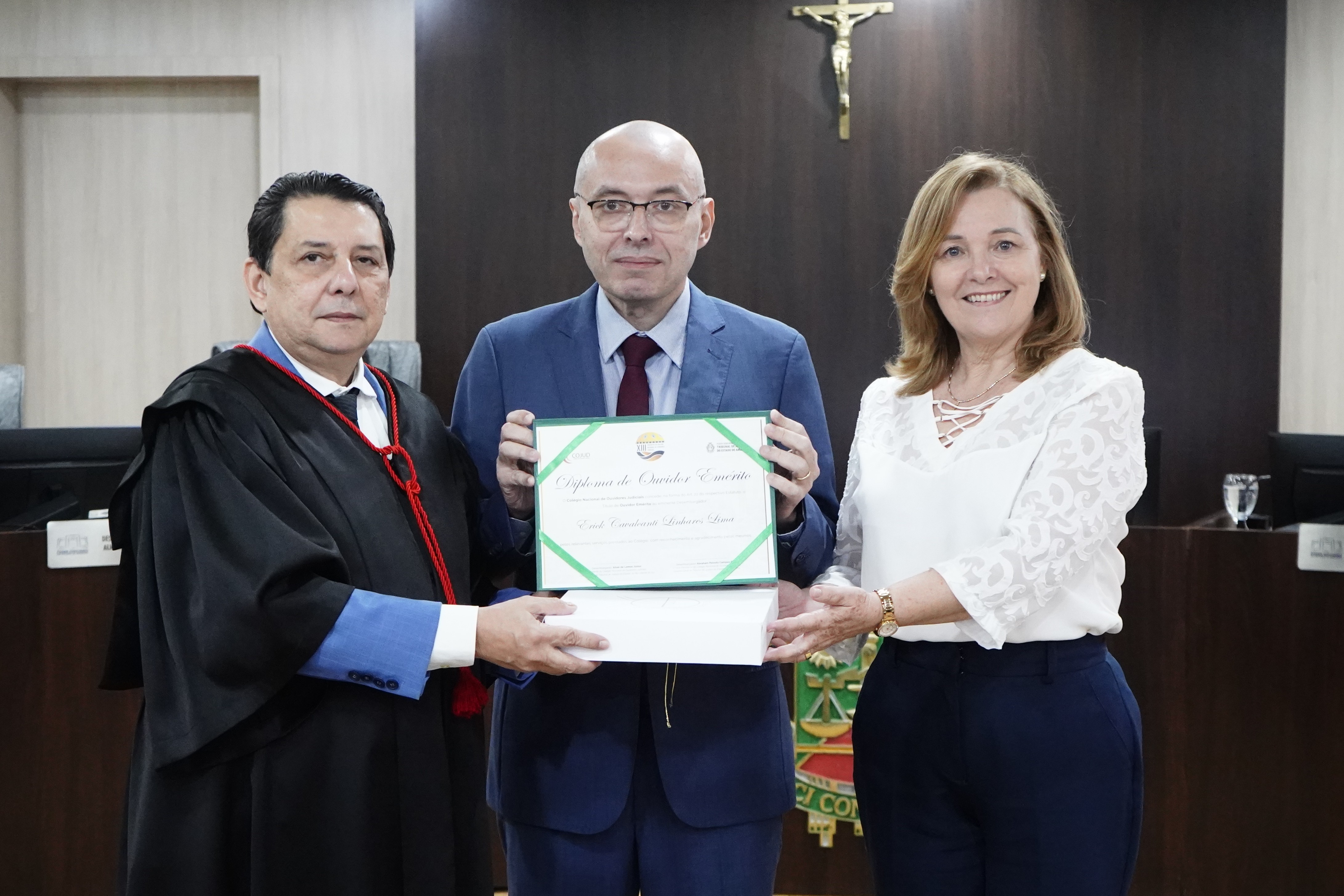 Desembargador Erick Linhares é homenageado por atuação à frente da Ouvidoria durante biênio 2023-2025