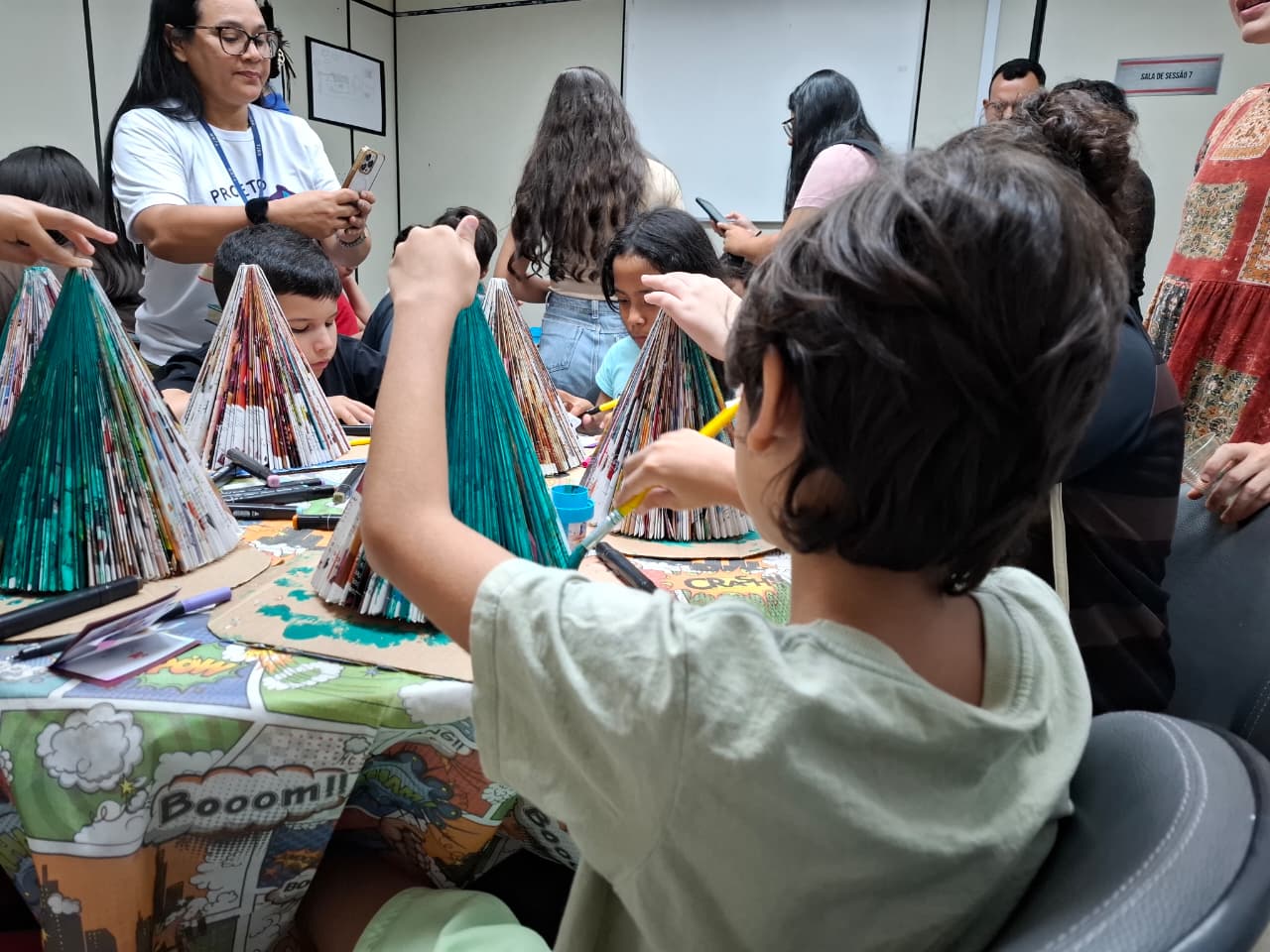 Confecção de pinheiros desperta imaginação e criatividade em oficina natalina do TJRR