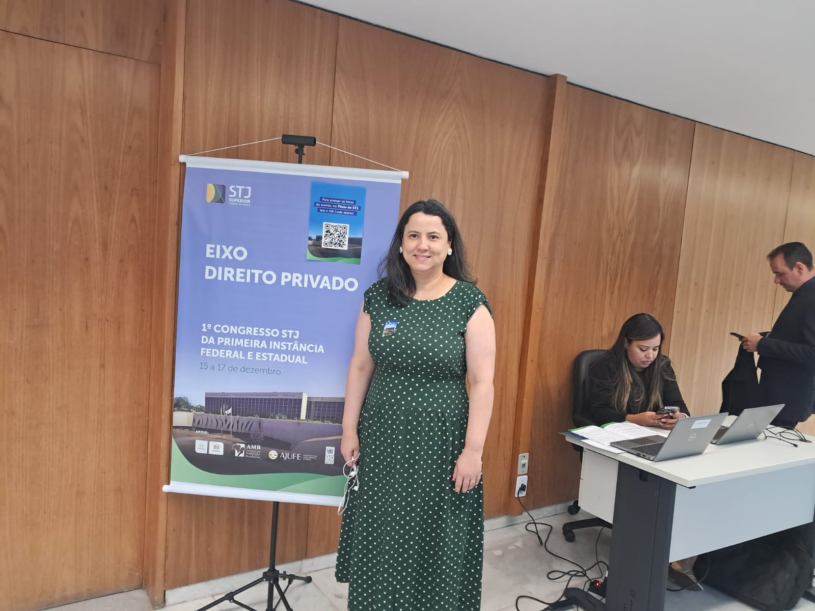 Imagem colorida contém a juíza de direito titular da Segunda Vara de Família, Joana Sarmento Amorim, durante evento em Brasília, posando para fotografia ao lado de banner do evento, contendo a frase “EIXO DIREITO PRIVADO - 1º Congresso STJ da Primeira Instância Federal e Estadual. Imagem colorida contém a juíza de direito titular da Segunda Vara de Família, Joana Sarmento Amorim, durante evento em Brasília, posando para fotografia ao lado de banner do evento, contendo a frase “EIXO DIREITO PRIVADO - 1º Congresso STJ da Primeira Instância Federal e Estadual.