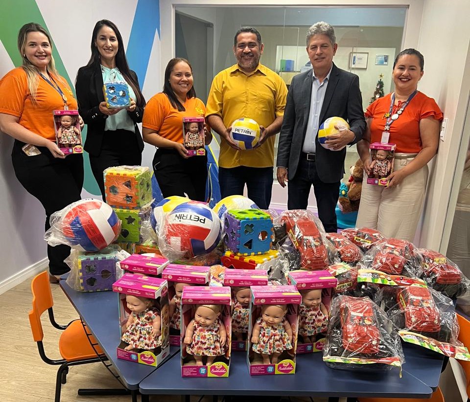 A imagem, registrada na brinquedoteca, reforça a importância do brincar como instrumento de acolhimento e humanização do atendimento às crianças e adolescentes que passam pelo Judiciário, simbolizando a parceria entre o TJRR e a Setrabes em prol da proteção integral da infância.