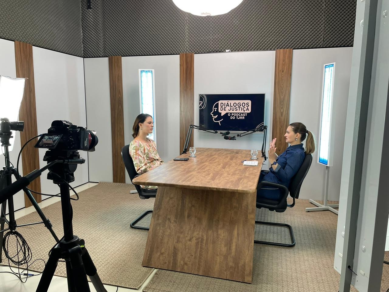  Imagem colorida de uma entrevista durante o Podcats