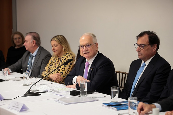 imagem colorida mostra o presidente do STF sentado na mesa de autoridades do Judiciário brasileiro.