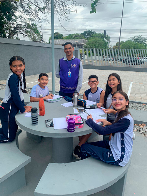 Foto Alunos do Colégio Adventista de Roraima desenvolvendo atividades durante visitação ao Centro de Memória e Cultura