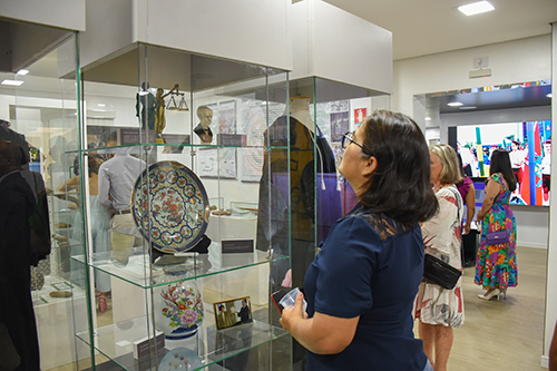 Foto Visitante apreciando o acervo do Centro de Memória e Cultura
