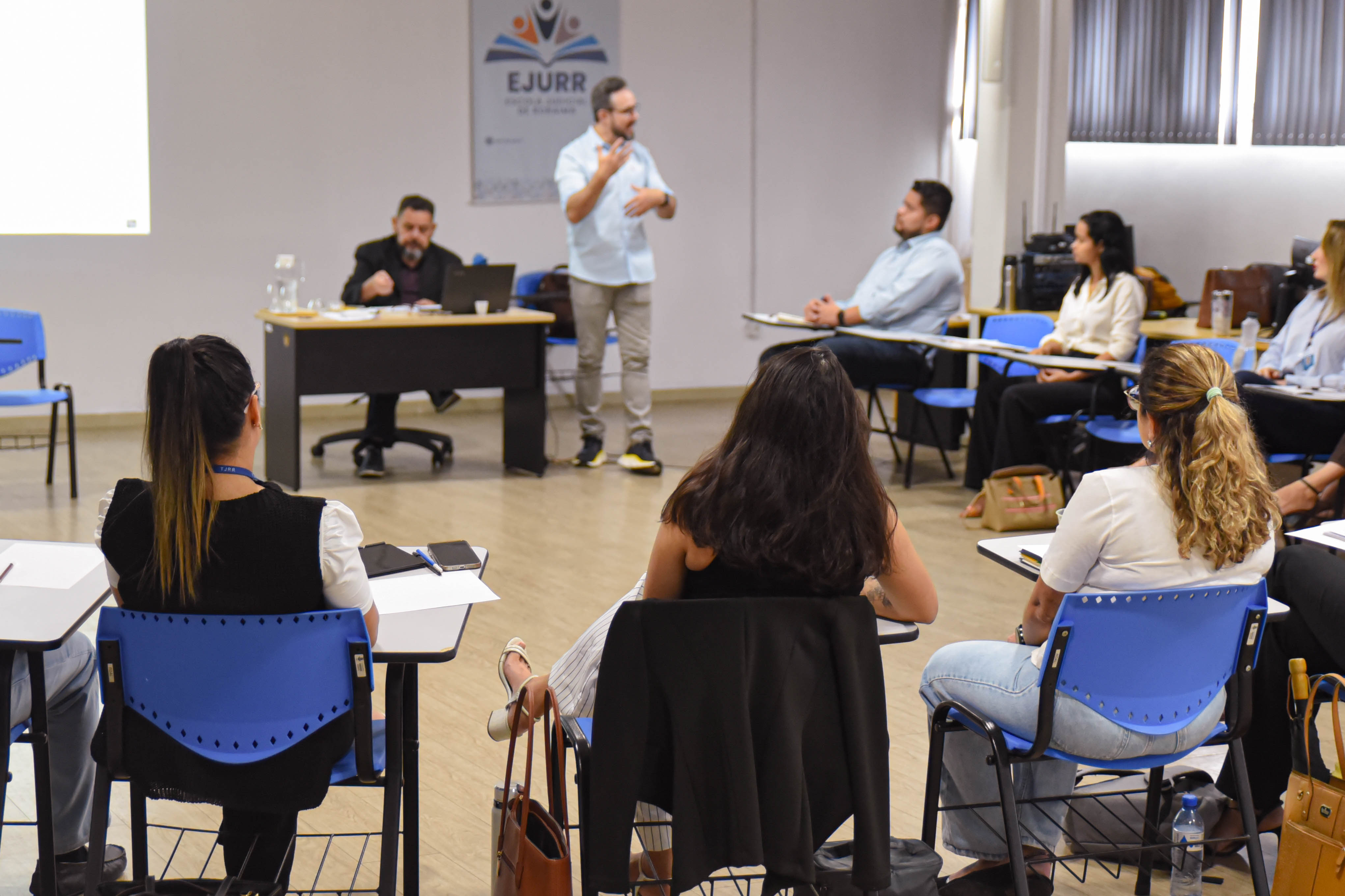 foto colorida de uma palestra sendo realizada
