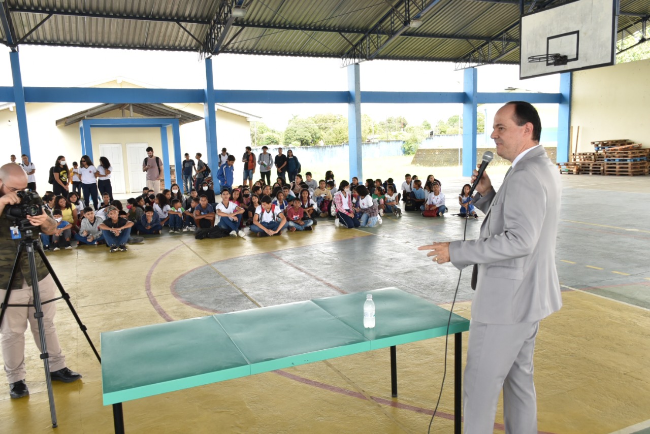 Presidente do TJRR discursa para os alunos