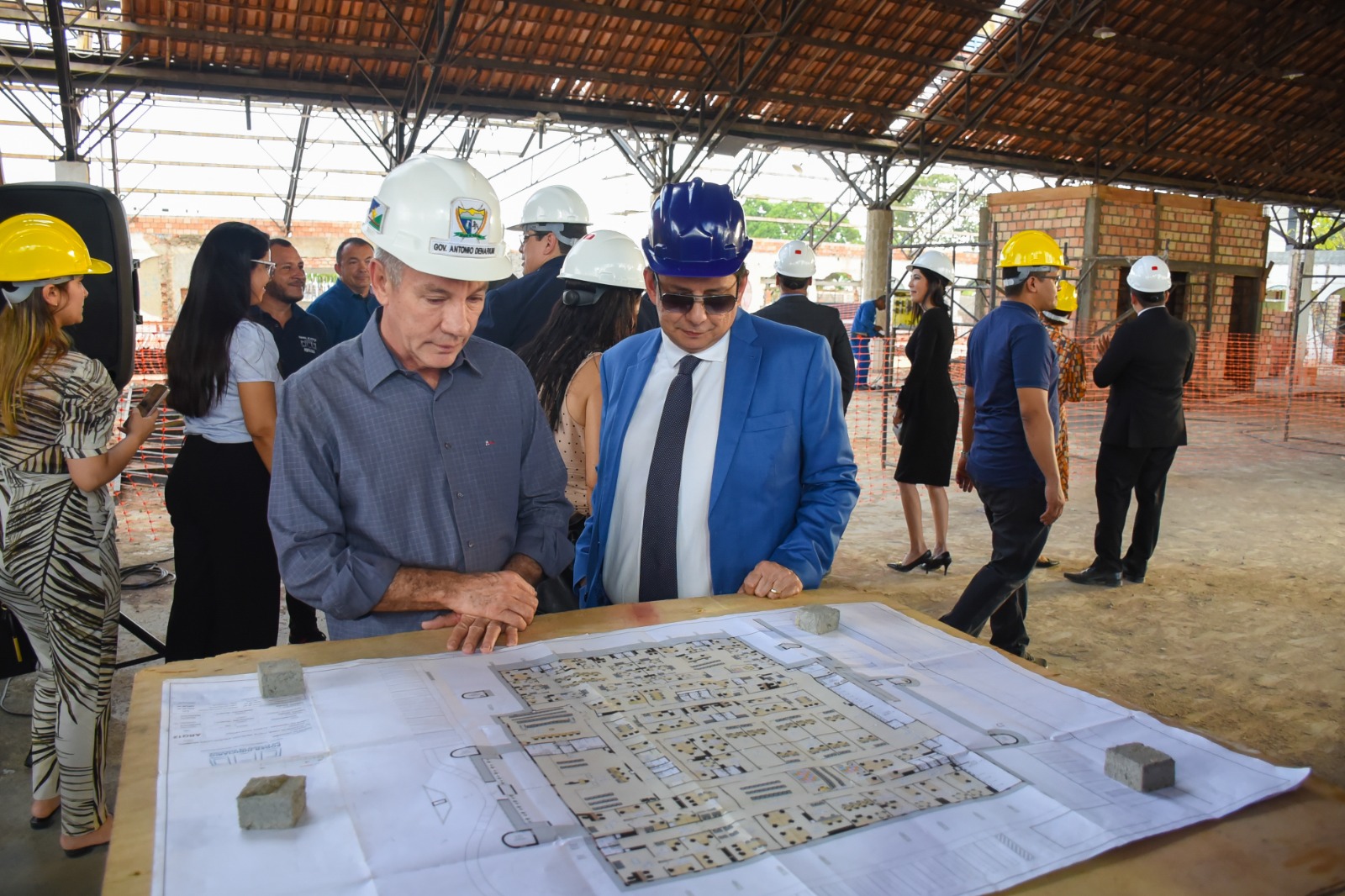 foto colorida do presidente ao lado do governador vendo a planta do projeto