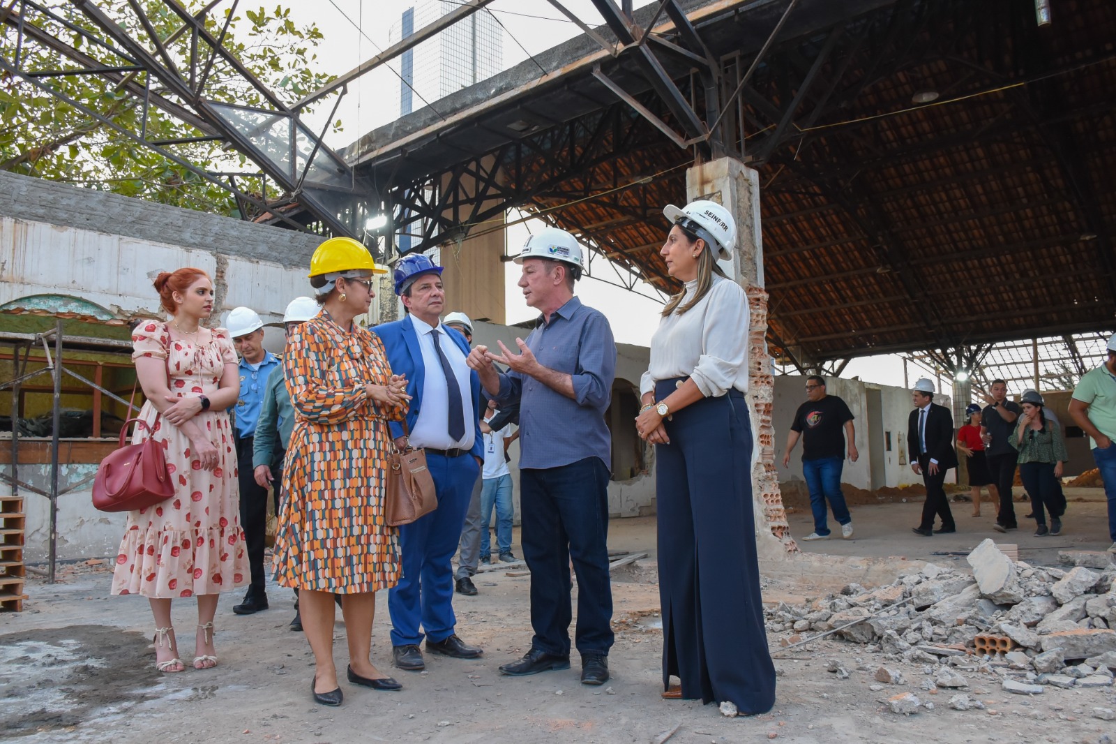 foto colorida do preseidente do TJRR, jesus nascimento, com uma comitiva e o governador antonio denarium 