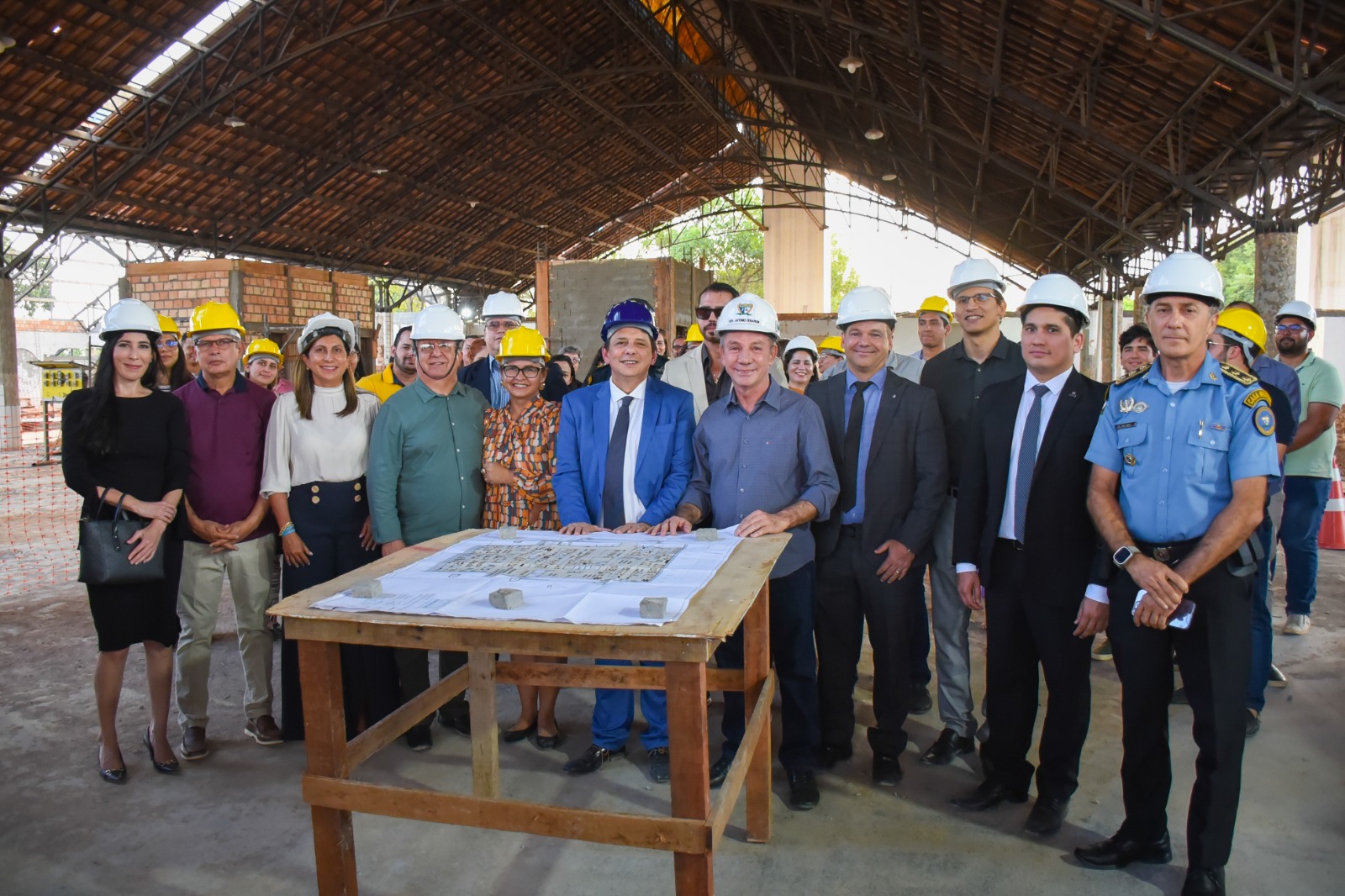 foto colorida de pessoas na obra reunida pousando para fotografia. Na imagem contém o presidente do TJRR, jésus nascimento e o governador antônimo denarium