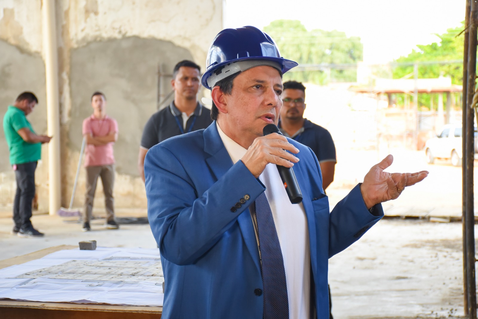 foto colorida do presidente, jesus nascimento, falando ao microfone 