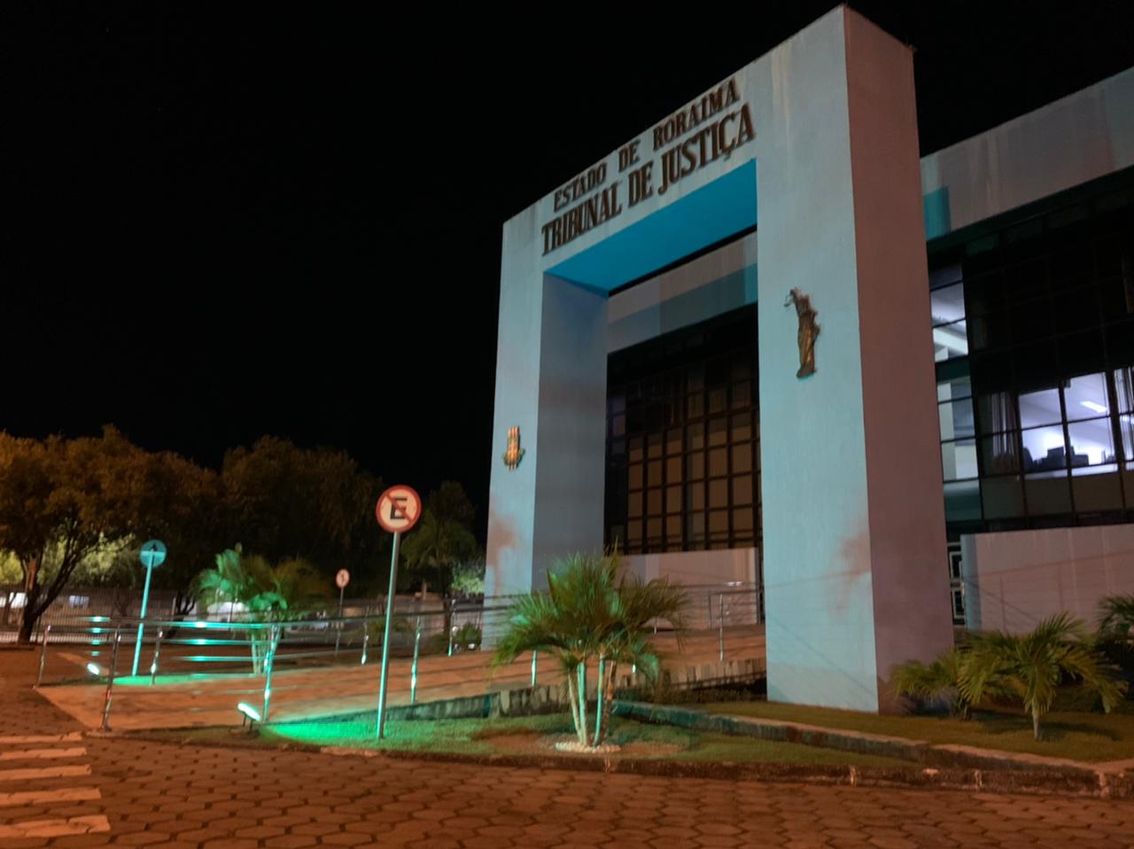 Foto noturna da parte externa do Palácio da Justiça.