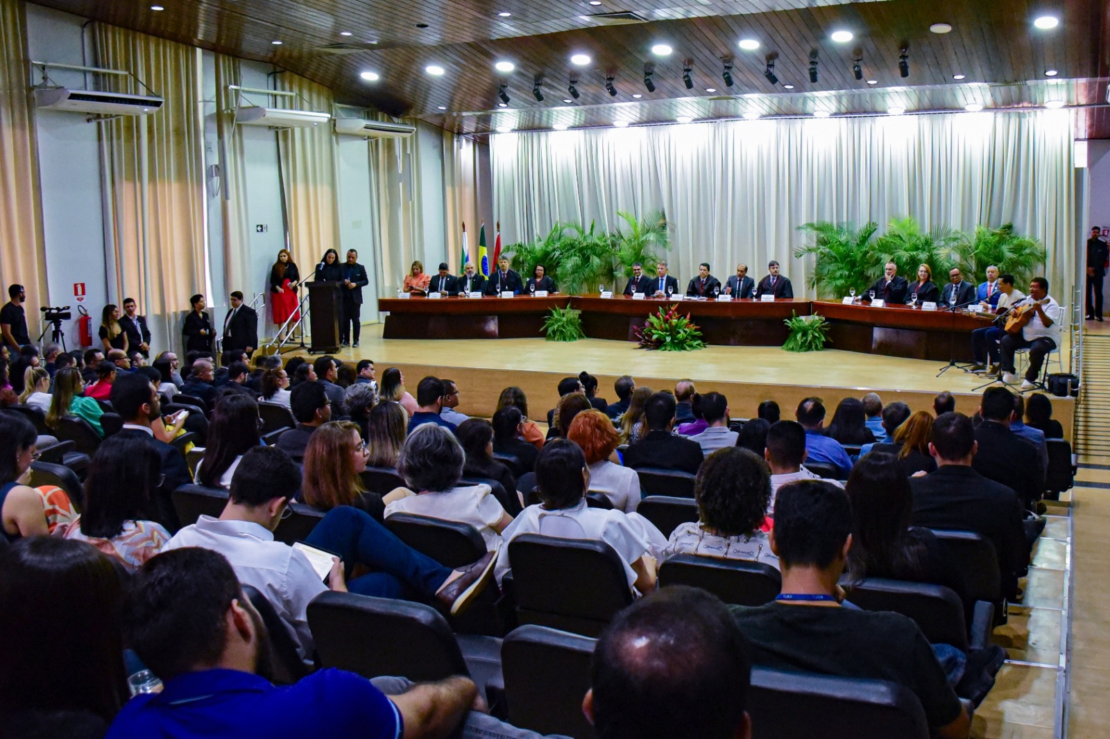 foto colorida mostrando todo o auditório com as pessoas que estavam presente na abertura do ano judiciario