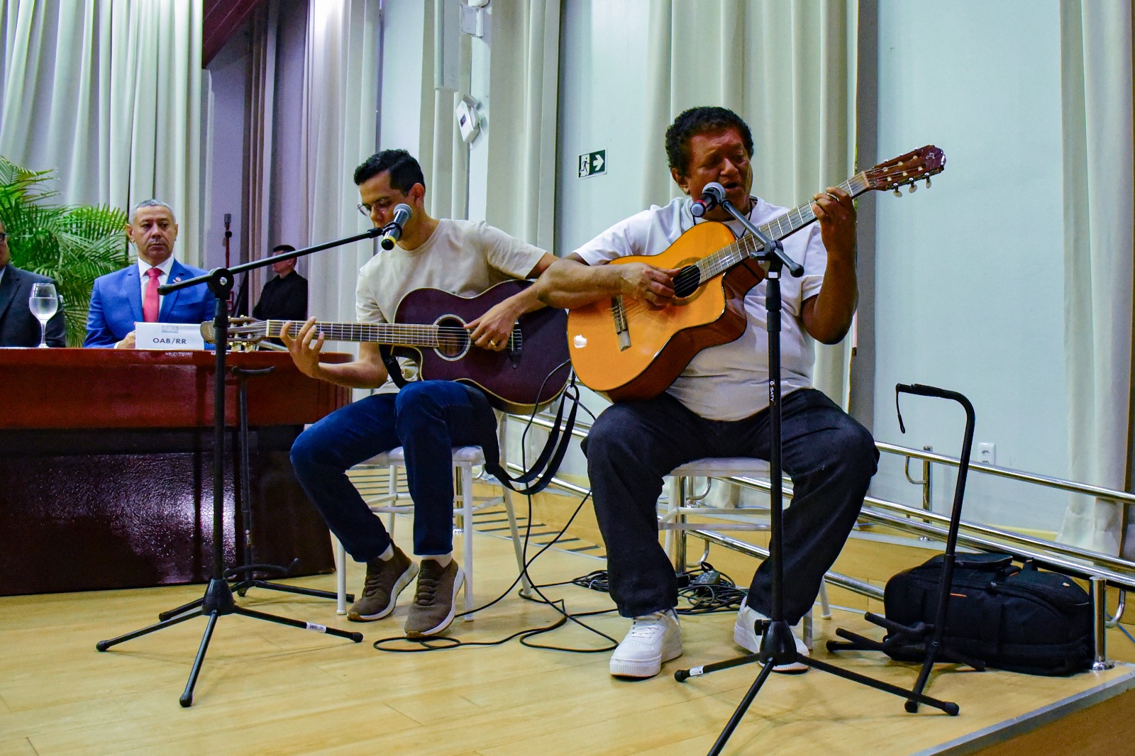 foto colorida de cantores regionais tocando violão durante a abertura