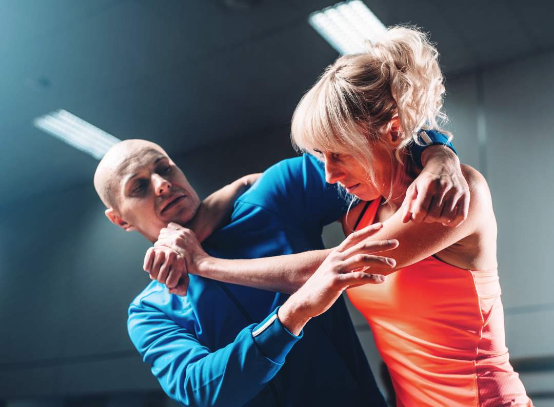 imagem ilustrativa de um homem e de uma mulher lutando