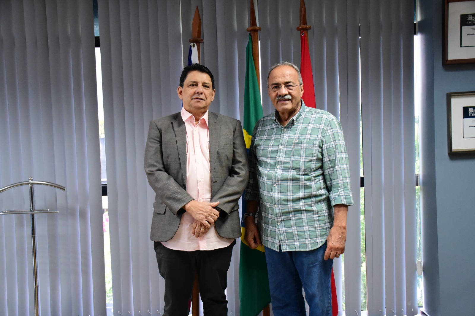 foto colorida do o presidente do Tribunal de Justiça de Roraima, desembargador Jésus Nascimento,com senador Chico Rodrigues 