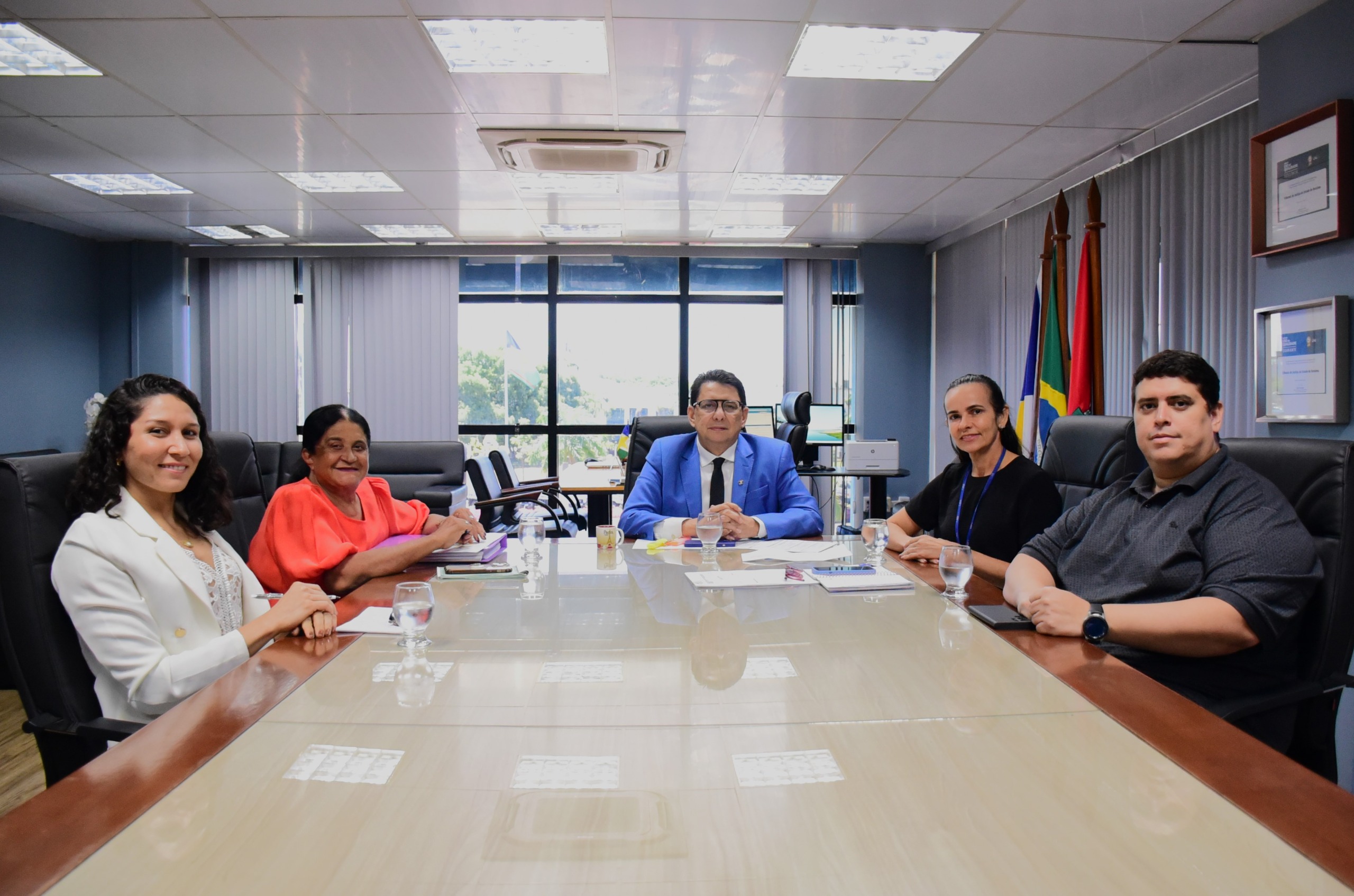 foto colorida do Presidente do Tjrr, desembargador Jésus Nasciemento em reunião a Deputada Aurelina Medeiros