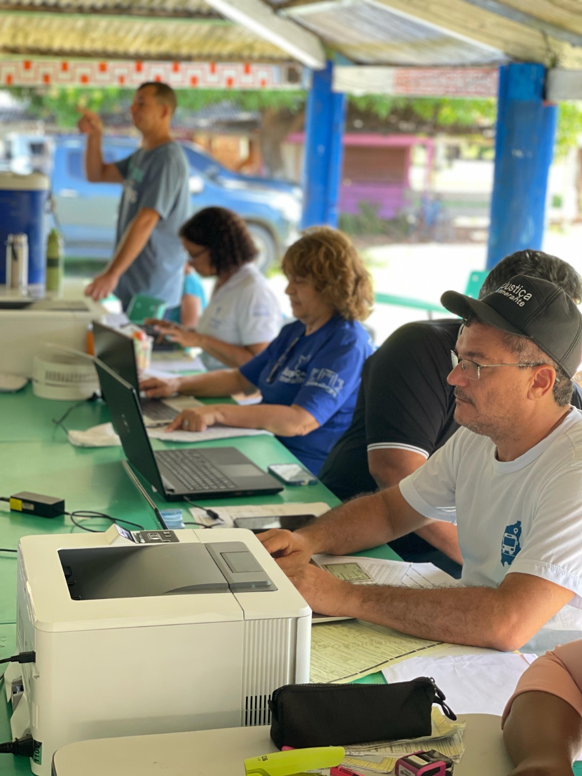 foto colorida dos servidores realizando os atendimentos 