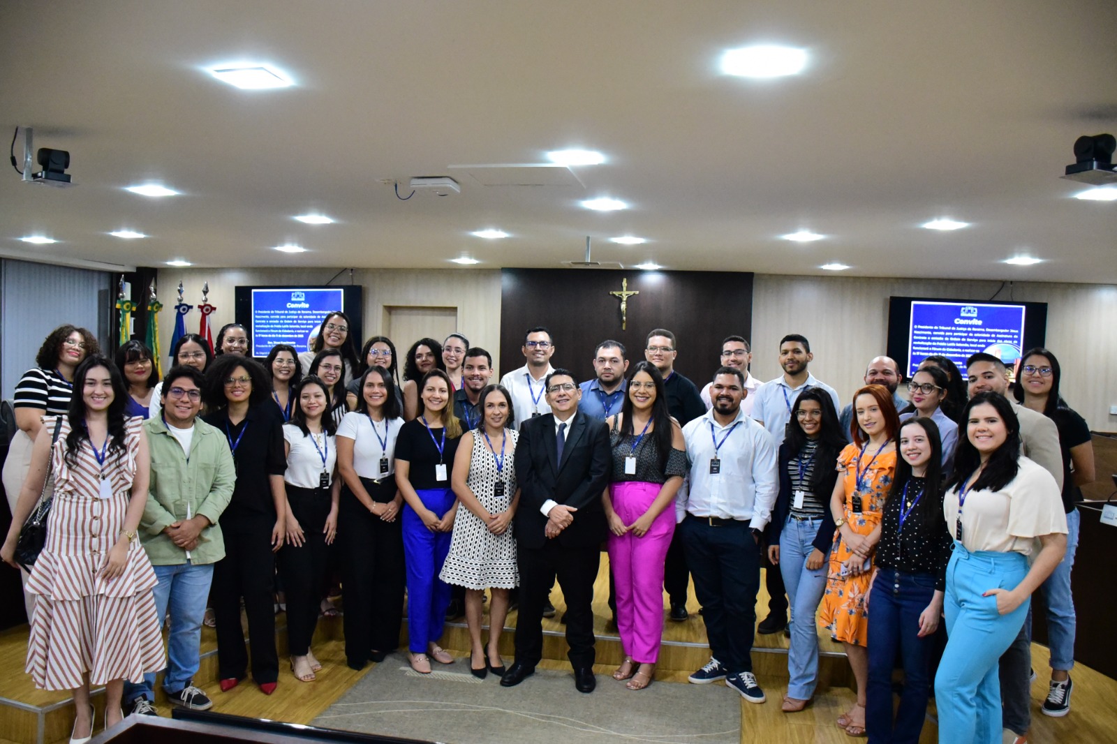 foto colorida dos residentes e o presidente do TJRR pousando para fotografia em pé